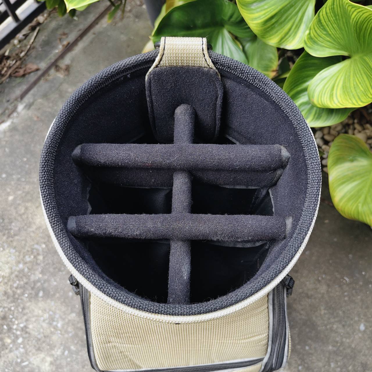 ถุงกอล์ฟ KASCO มือสอง ของแท้ สภาพเดิมๆพร้อมใช้ ถุงเบาดีเลย และมีช่องใส่ของได้ครบครันเลยค่ะ