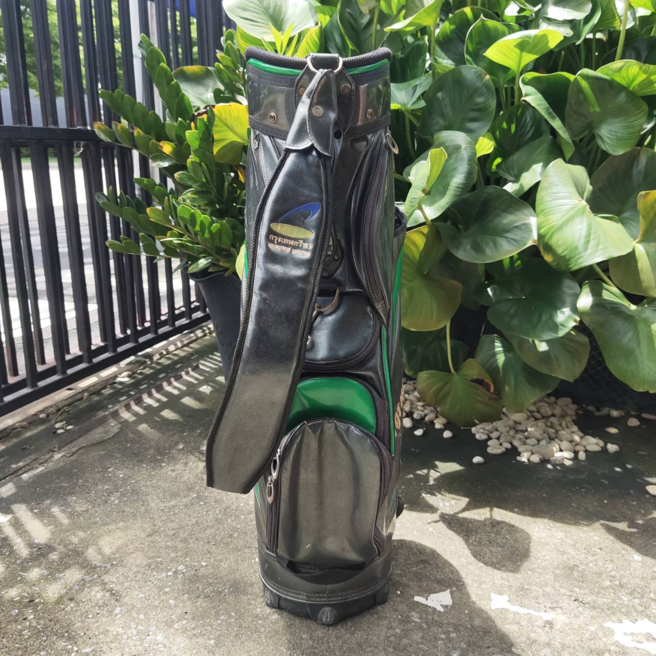 ถุงกอล์ฟ กรุงเทพกรีฑา มือสอง ** เป๊กหลุด 1 จุด ** ถุง TOUR ใบใหญ่ หนังแก้วอย่างดี ใส่ของครบมาก