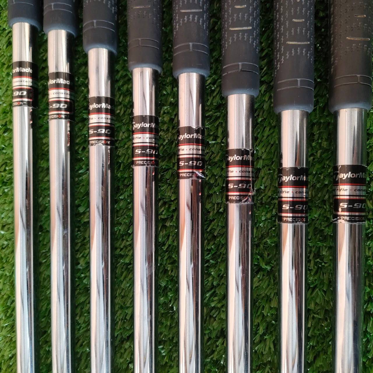 ชุดเหล็ก TAYLORMADE 360 มีเหล็ก 3-9 เเละ PW ก้าน TAYLORMADE S-90 เหล็กใบใหญ่สุดในซีรี่ครับ ตีง่ายและได้ระยะสุดๆ ยังผสม วัสดุ ทังเสตน วางได้บล๊านซ์มาก ตีลูกลอยง่าย ได้ระยะจัดๆเลยครับ ก้านเหล็กเบาเพียงแค่ 90 กรัมเท่านั้น เร่งระยะ ความสนุกได้แบบสุดๆ