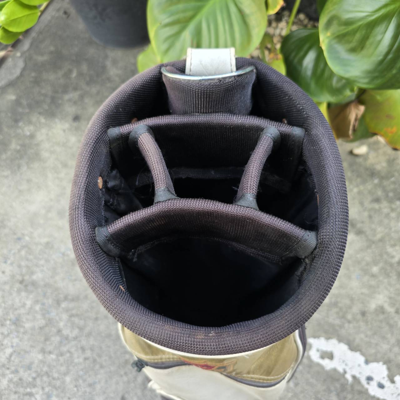 ถุงกอล์ฟ WILSON STAFF ** ไม่มีสายสะพาย ** มือสอง ถุง TOUR ใบใหญ่ สภาพสวยเดิมๆเลยค่ะ ใส่ไม้กอล์ฟและของได้ครบครัน