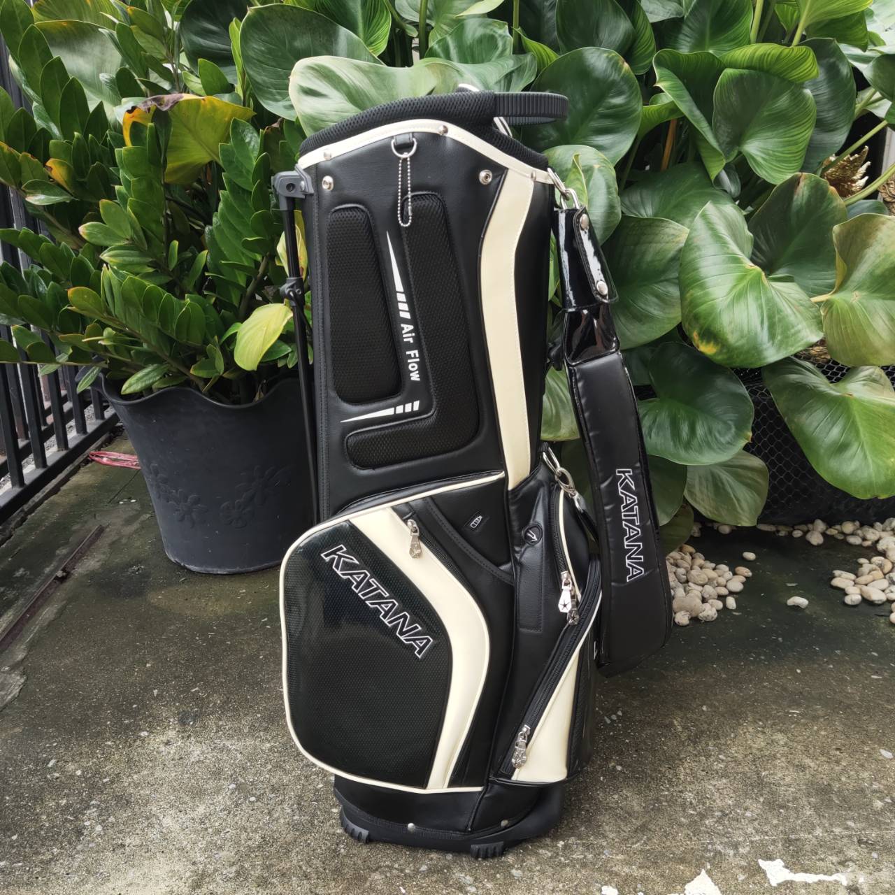 ถุงกอล์ฟ KATANA มือสอง หนังสวยมาก สุดพรีเมี่ยม เป็นถุงแบบขาตั้งอย่างดี