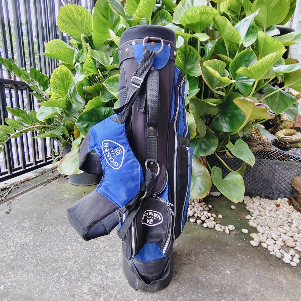 ถุงกอล์ฟขาตั้ง GOSEN JAPAN ของแท้ มือสอง สภาพปานกลาง รายละเอียดตามรูปเลยค่ะ