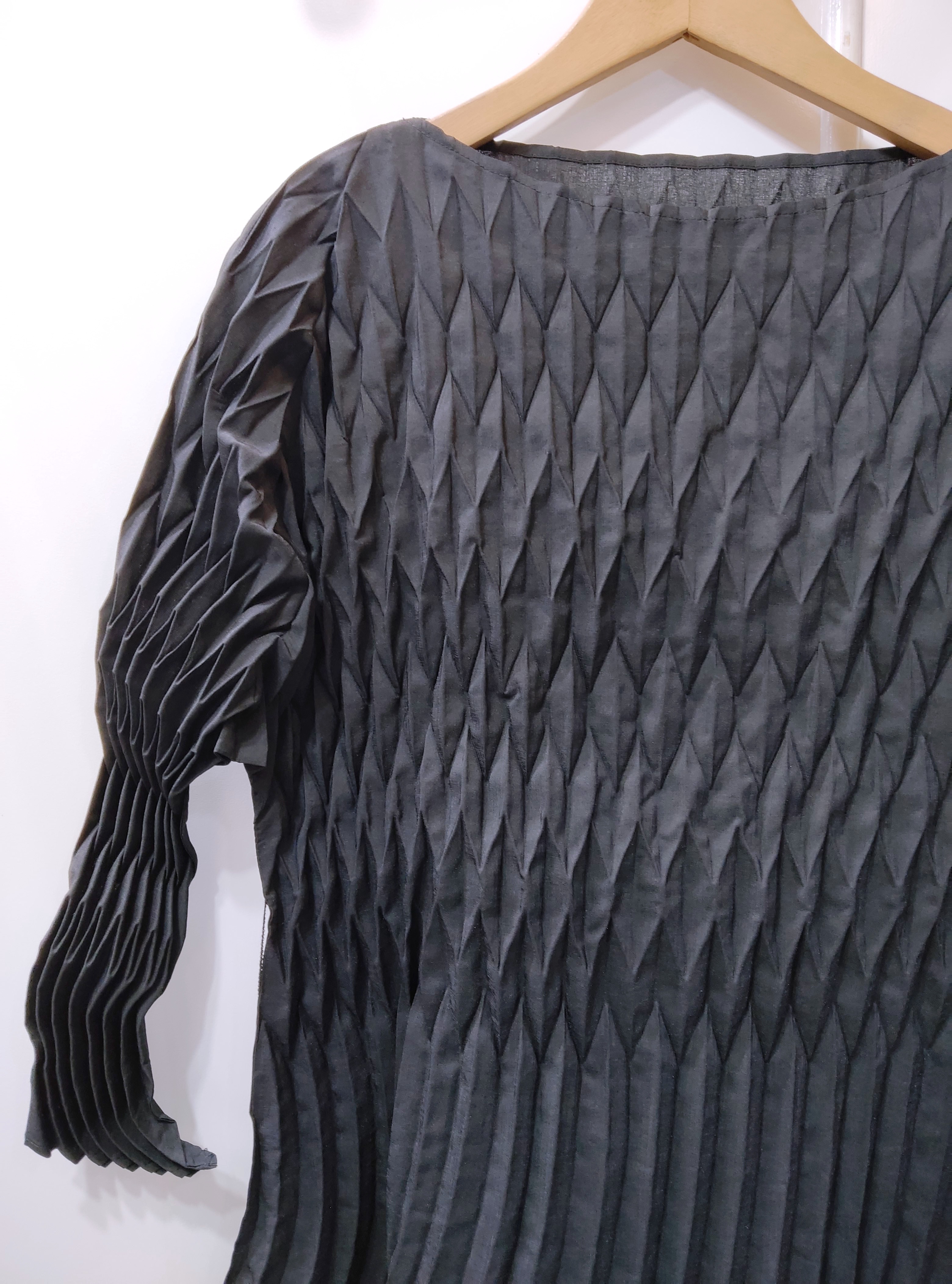 2MUAY รุ่น CX0496 เดรสอัดพลีท LONG SLEEVE GLAM PLEATED DRESS สีดำ FREE SIZE