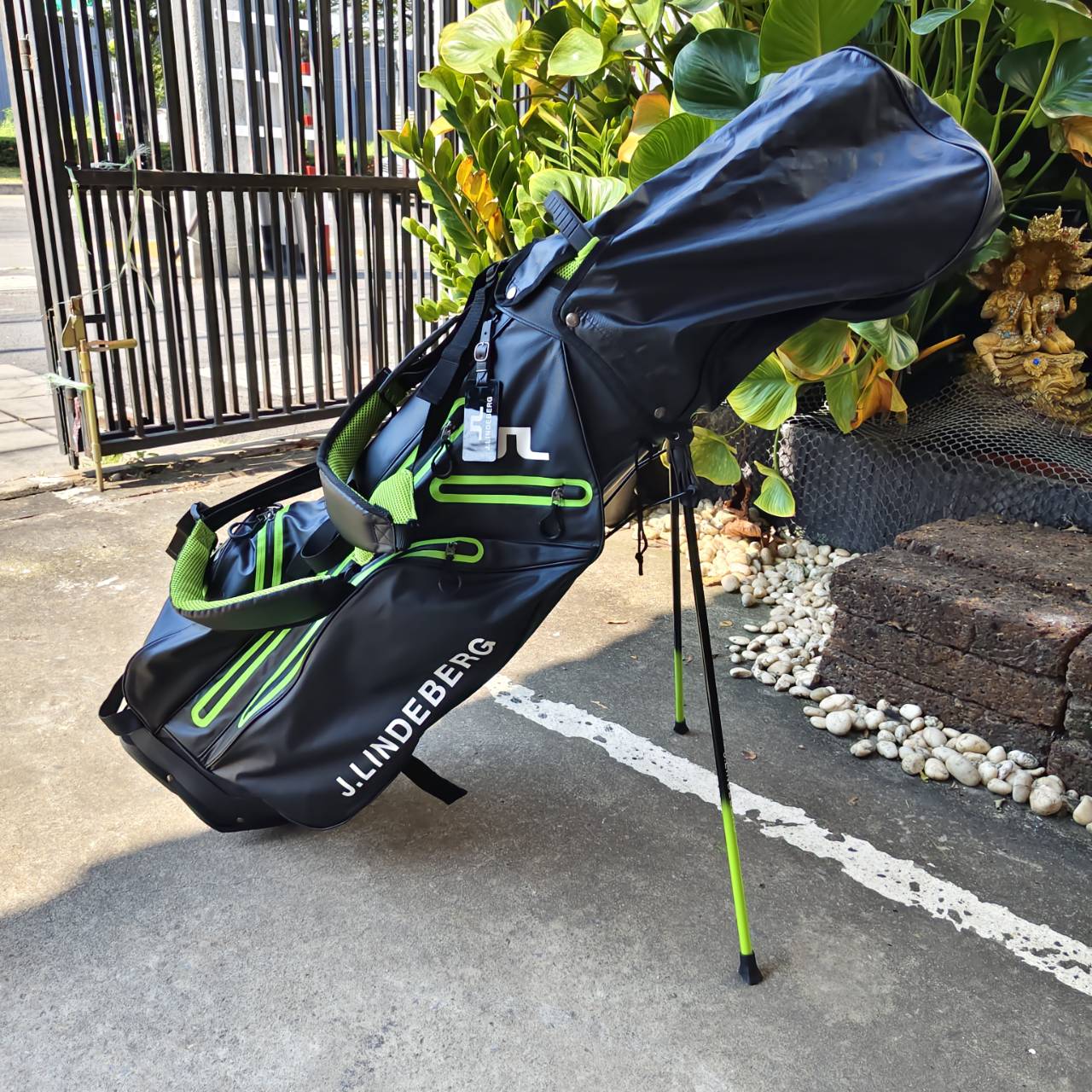 ถุงกอล์ฟขาตั้ง J.Lindeberg ผสานระหว่างสไตล์สแกนดิเนเวียทันสมัยเข้ากับฟังก์ชันการใช้งานระดับพรีเมียม
