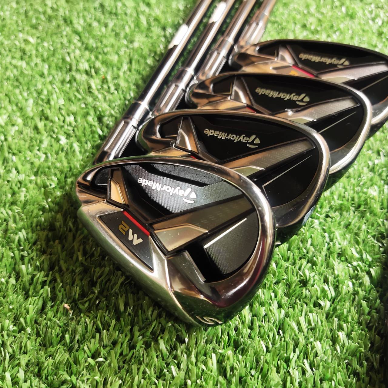 ชุดเหล็ก Taylormade M2 เป็นชุดเหล็กที่ Taylormade ตั้งใจให้เป็นชุดที่ตีลูกลอยง่ายจนสามารถสร้างระยะตีไกลอย่างที่สุด ไม้กอล์ฟพรีเมี่ยมมือสอง ของแท้ By NakaraLuxurious