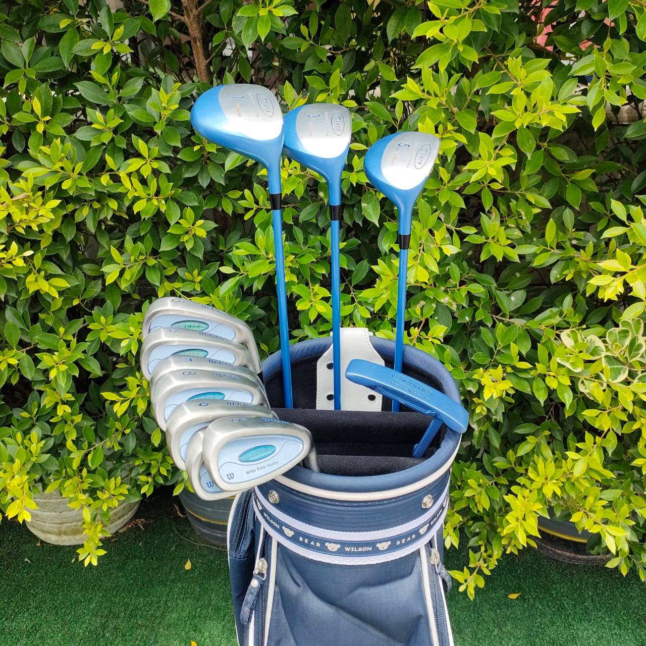 ** ไม้กอล์ฟสำหรับผู้หญิง ** FULLSET WILSON TIARA 4 WIDE EASY CAVITY , COVER กำมะหยี่ , ถุงกอล์ฟ *** มีตำหนิ ผ้าขาด *** ไม้กอล์ฟมือสอง ของแท้ BY NakaraLuxurious