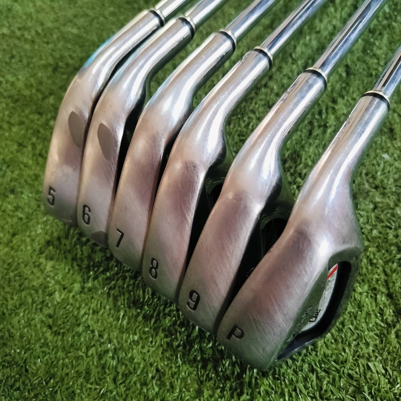 ชุดเหล็ก SRIXON GIE มีเหล็ก 5-9 เเละ PW ก้าน N.S.PRO 950 GH FLEX S เหล็กใบใหญ่ ตีง่ายมาก และช่วย เรื่องระยะอย่างมาก ก้านเหล็กเบา เพียงแค่ 95 กรัม สามารถเร่งสปีด เพิ่มระยะได้มากขึ้น ไม้กอล์ฟพรีเมี่ยมมือสอง ของแท้ By NakaraLuxurious