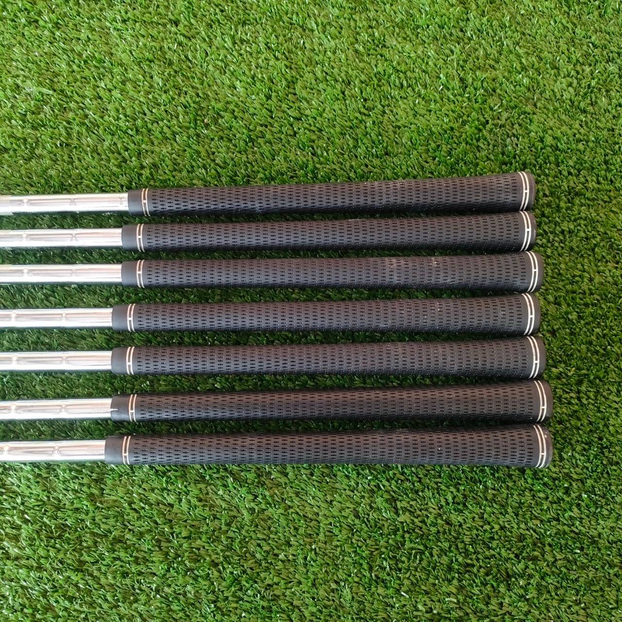 ชุดเหล็ก MIZUNO JPX800 FORGED มีเหล็ก 5-9 เเละ PW GW ก้าน NS.PRO 950 GH FLEX R เหล็ก GRAIN FLOW FORGED JAPAN รุ่นสุดพรีเมี่ยมของ MIZUNO ทั้ง FORGED และมี CAVITY ทั้งนุ่มและตีง่ายมากๆครับ ชุดนี้ มีถึง WEDGE ด้วยแล้วนะครับ ก้านก็ดีมาก เบาเพียงแค่ 95 กรัม