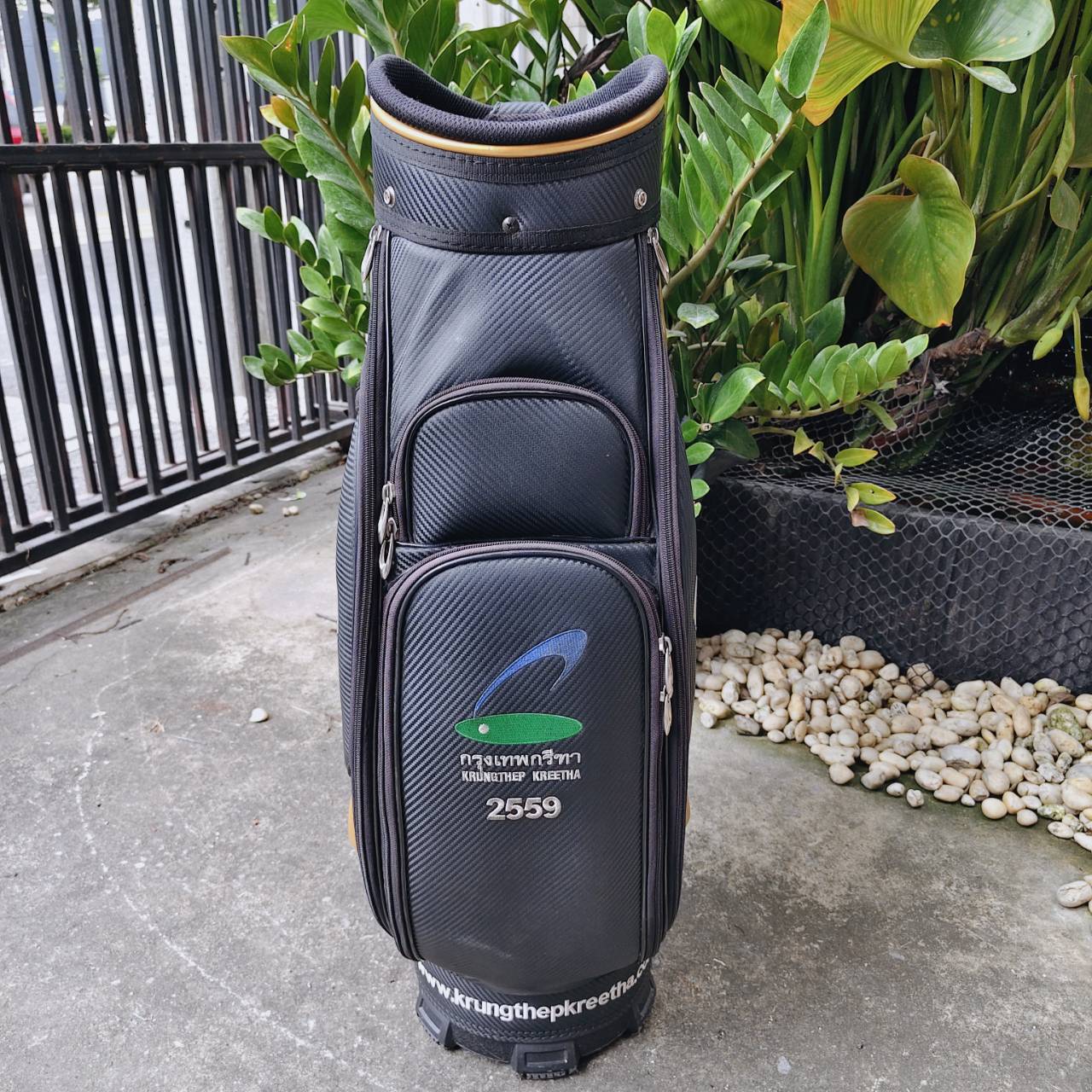 ถุงกอล์ฟ KRUNGTHEP KREETHA มือสอง ลายของถุงสวยมาก ขนาดกำลังดี ใส่ของได้ครบมาก