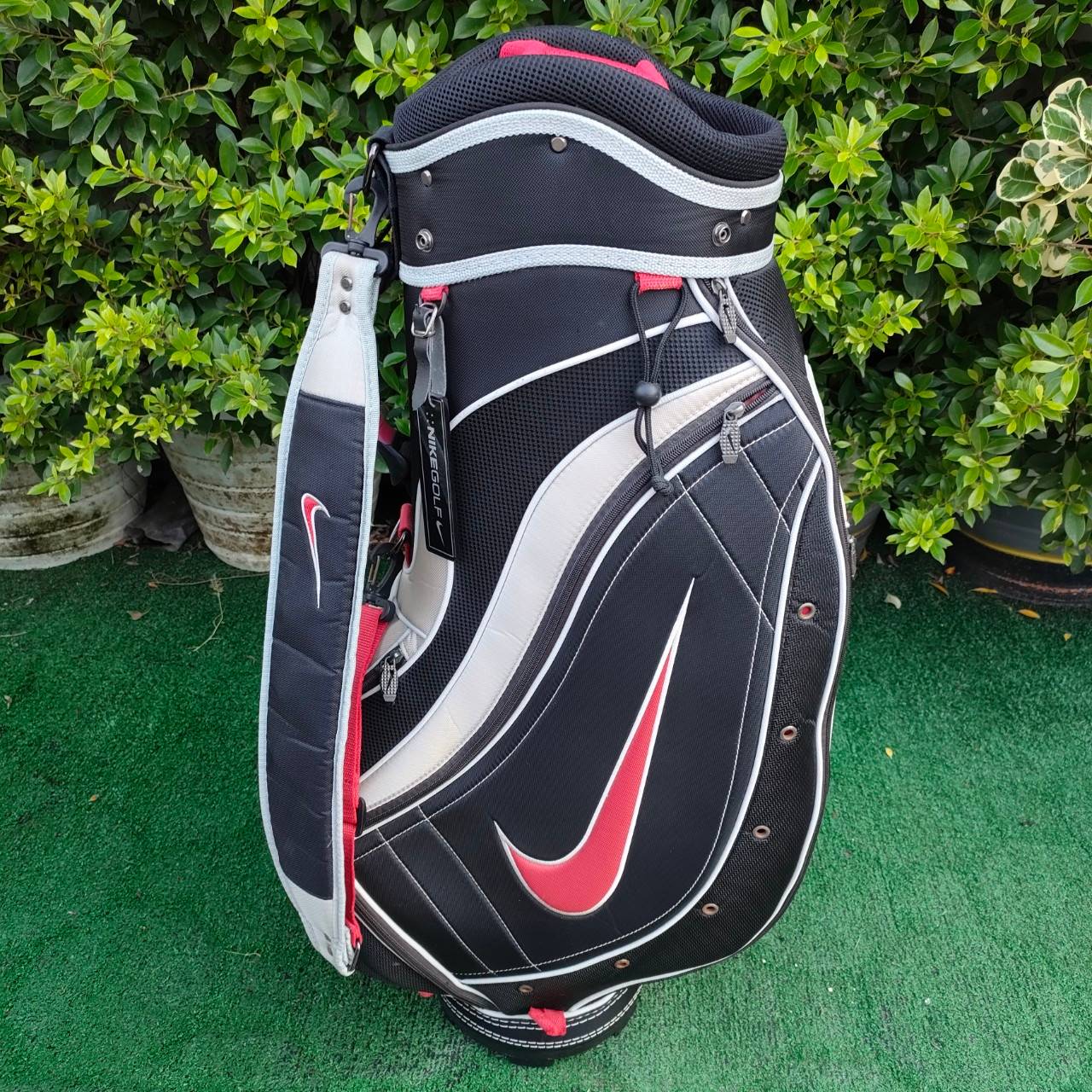 ถุงกอล์ฟ NIKE มือสอง สภาพสวยสมบูรณ์มาก ถุงของแท้ กันน้ำ น้ำหนักเบา แข็งแรง น่าใช้มาก แบรนด์ดี มือสอง ของแท้ BY NakaraLuxurious
