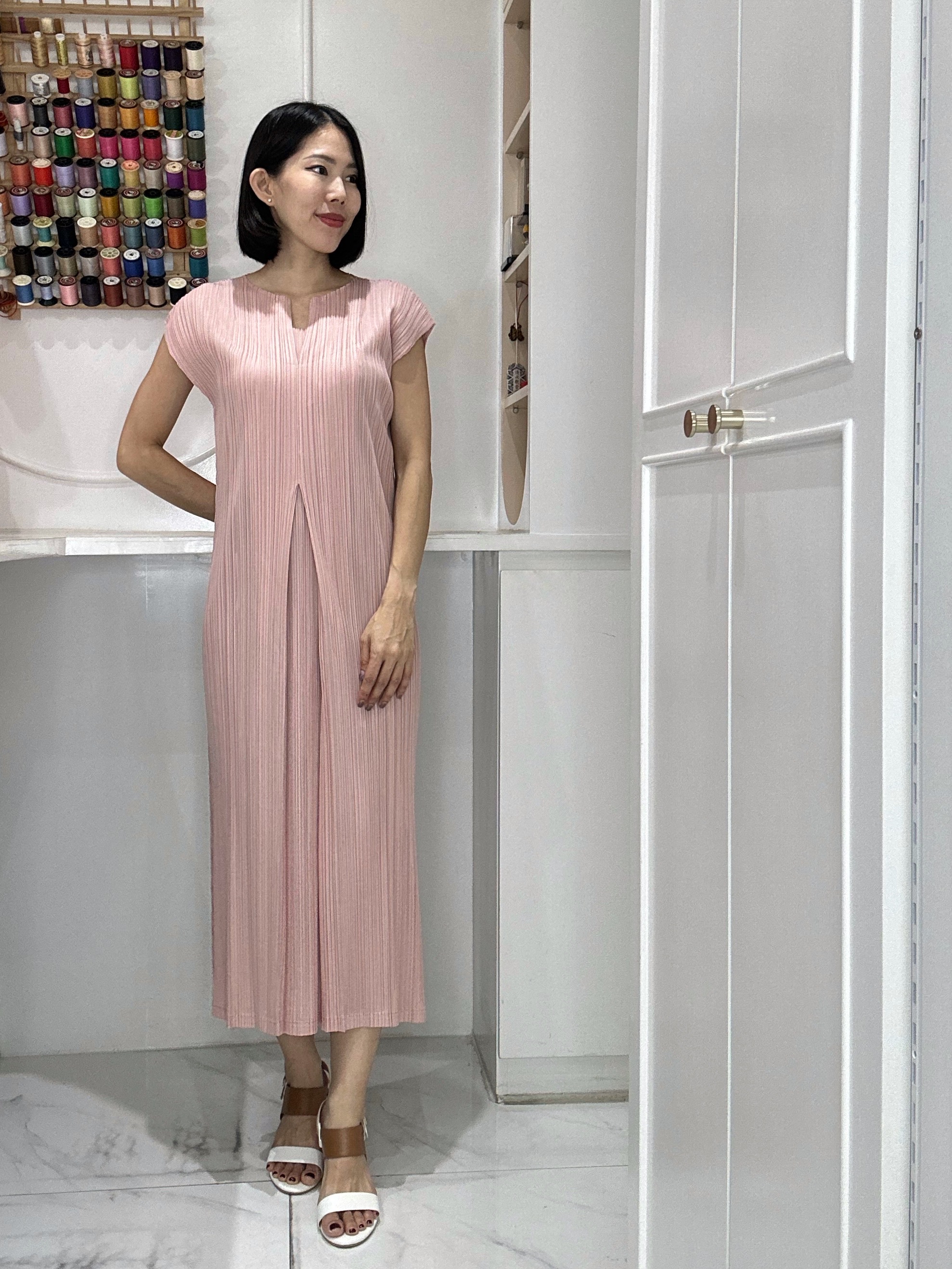 2MUAY รุ่น GJO1530 เดรสพลีทคุณภาพ OPEN NECK CAP SLEEVE PLEATED DRESS 10 สี FREE SIZE