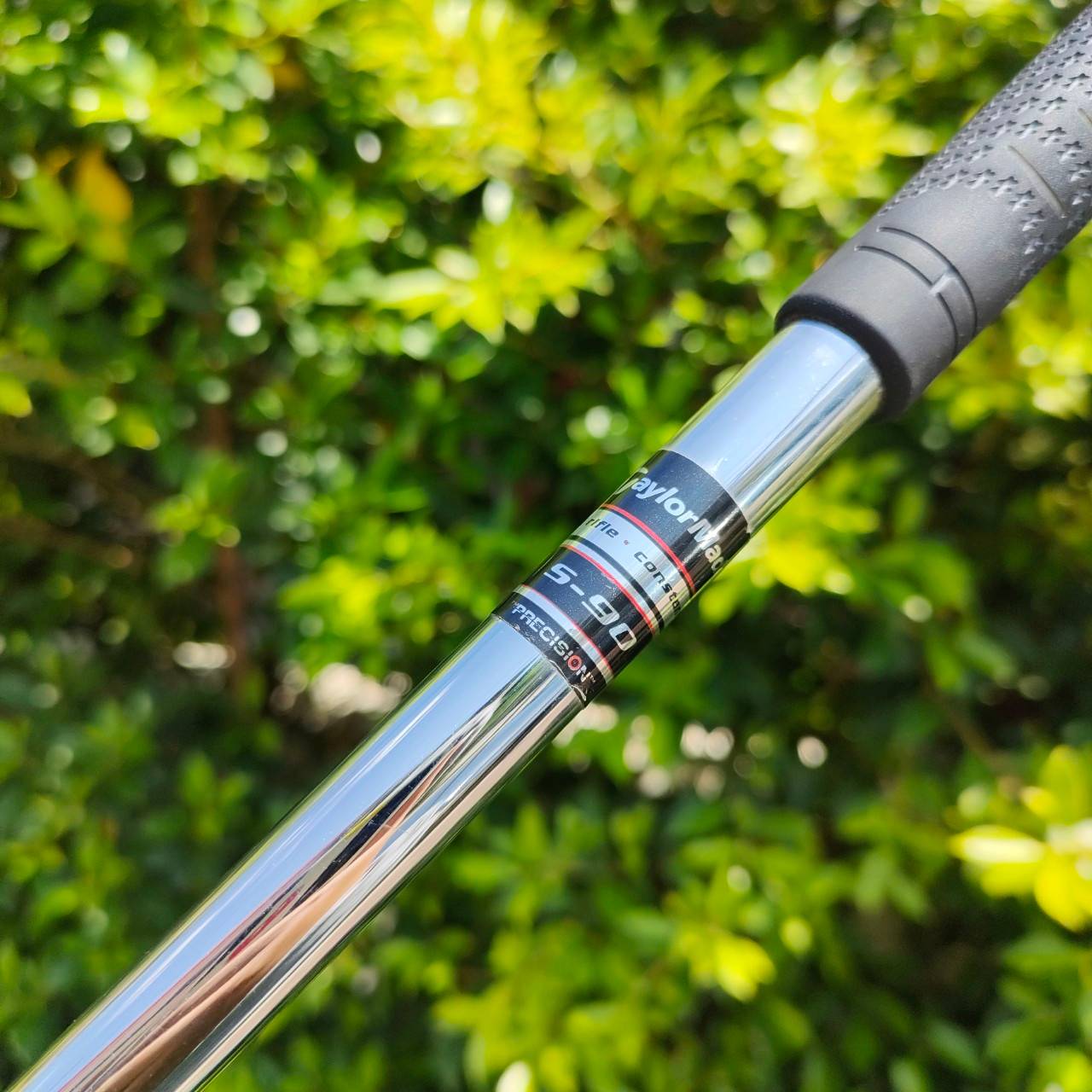 ชุดเหล็ก TAYLORMADE 360 มีเหล็ก 3-9 เเละ PW ก้าน TAYLORMADE S-90 เหล็กใบใหญ่สุดในซีรี่ครับ ตีง่ายและได้ระยะสุดๆ ยังผสม วัสดุ ทังเสตน วางได้บล๊านซ์มาก ตีลูกลอยง่าย ได้ระยะจัดๆเลยครับ ก้านเหล็กเบาเพียงแค่ 90 กรัมเท่านั้น เร่งระยะ ความสนุกได้แบบสุดๆ