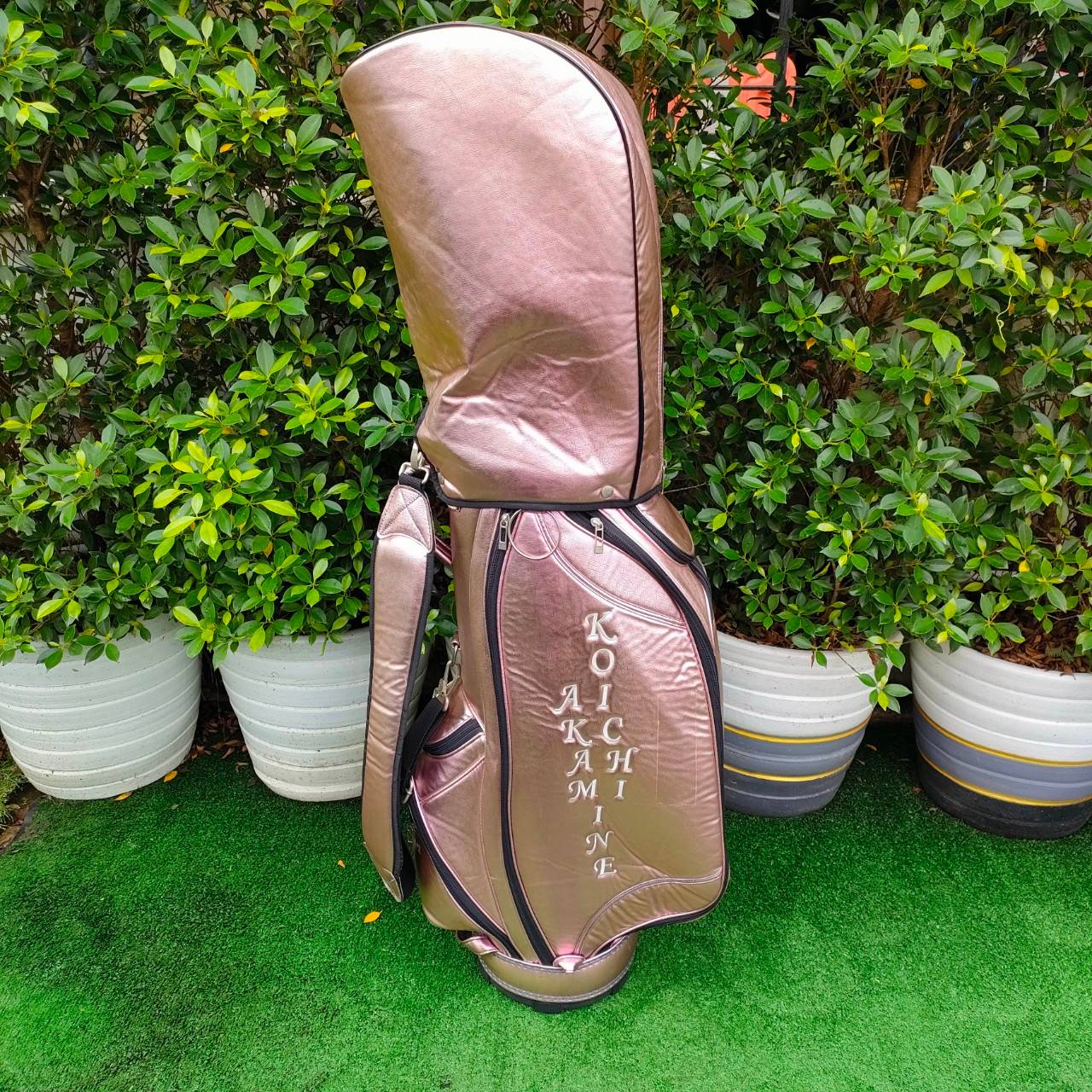 ถุงกอล์ฟ KOICHI AKAMINE มือสอง ถุงสวยมาก วัสดุดีมาก นุ่ม ใบใหญ่ ใส่ไม้ได้ครบเลยครับ