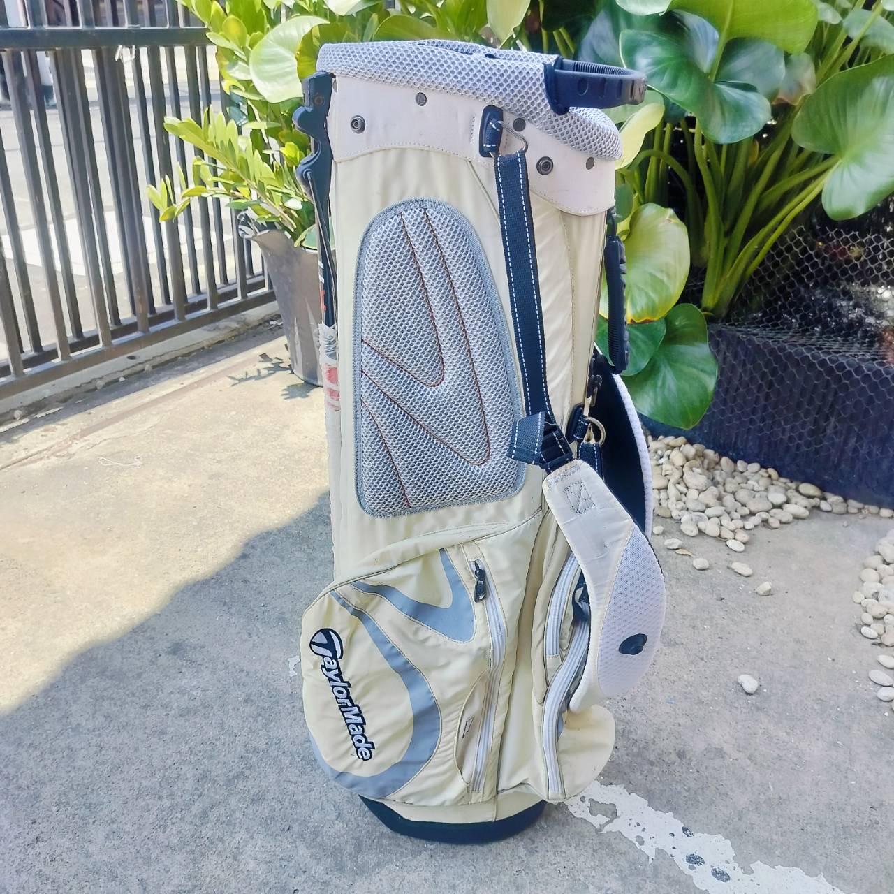 ** ไม่มี COVER ** ถุงกอล์ฟ Taylormade R11 มือสอง รุ่นขาตั้ง มีสายสะพาย