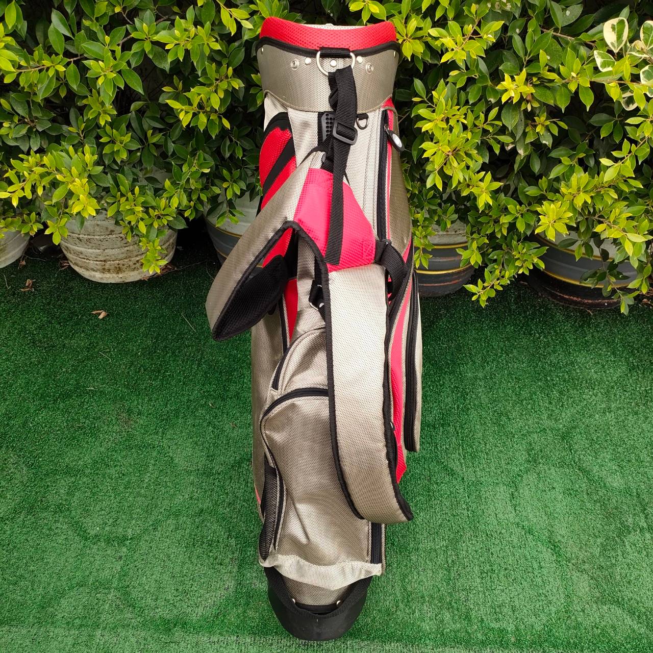 ถุงกอล์ฟ ขาตั้ง มือสอง สภาพสวย แข็งแรงทนทาน มาพร้อมสายสะพายขึ้นหลัง สีของจริงสวยมาก ไม้กอล์ฟมือสอง ของแท้ BY NakaraLuxurious