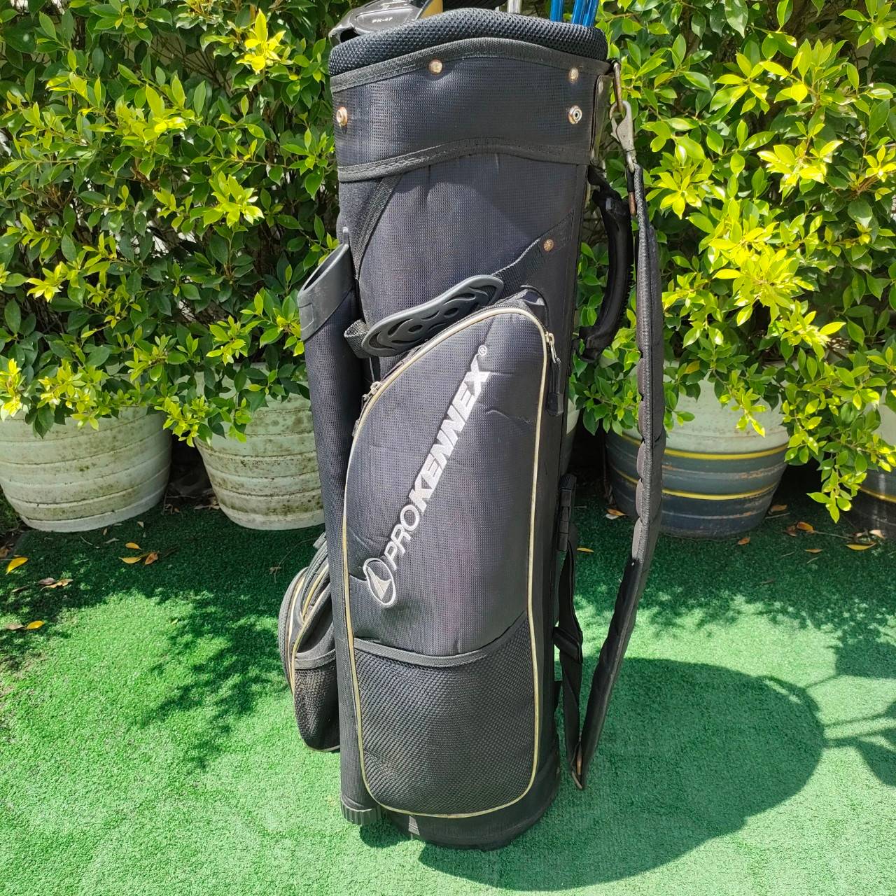 FULLSET PROKENNEX SI-30 PLUS ทั้งชุดประกอบด้วย หัวไม้ จะเป็นของ LEGSUS FW3 เเละ FW5 ไฮบริด ก้าน SI-30 PLUS FLEX R ชุดเหล็ก 5-9 เเละ PW SW PUTTER PROKENNEX PK-47 พร้อมถุงกอล์ฟ PROKENNEX ตีง่าย ตีดีทั้งชุด พร้อมออกรอบได้เลย
