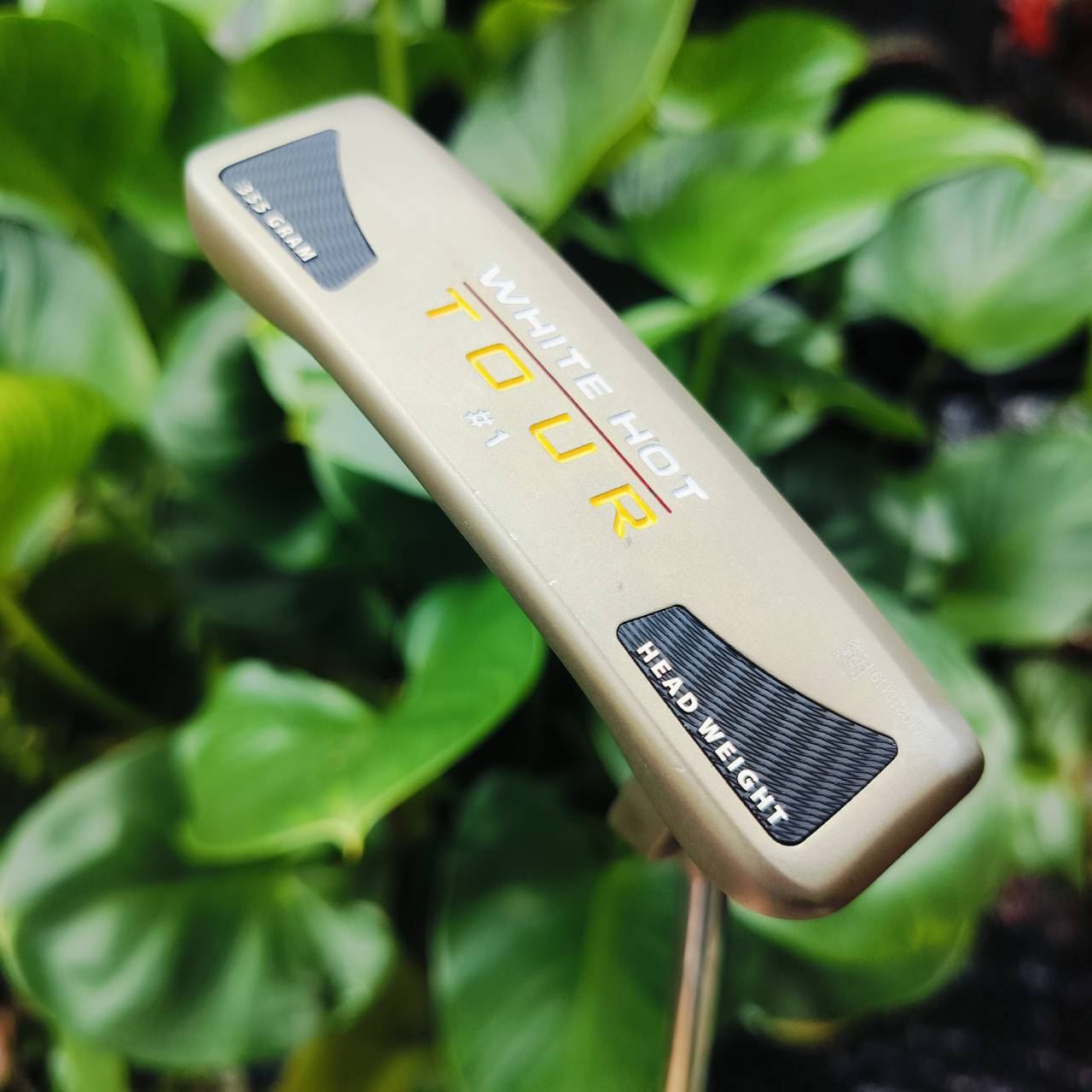 PUTTER ODYSSEY WHITE HOT TOUR #1 ความยาว 34 นิ้ว กริพสวยและแพงมาก และสีเข้ากันมาก ทรงสตูดิโอสแตนดาร์ดแต่แฝงด้วยความเจ๋ง ด้วยการวางน้ำหนักแบบใหม่ บล๊านซ์มาก ไม้กอล์ฟพรีเมี่ยมมือสอง ของแท้ By NakaraLuxurious