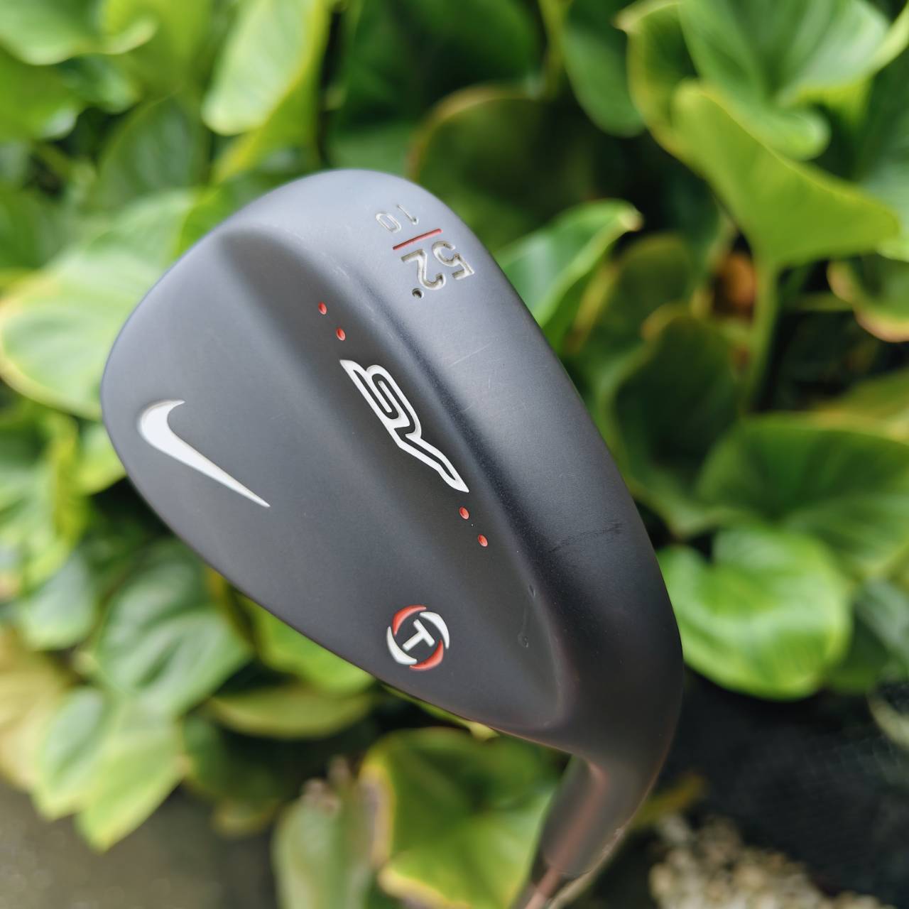Wedge Nike SV‑T 52° / Bounce 10° Grooves: CNC milled grooves ช่วยให้ spin ดีและควบคุมระยะทางง่าย
