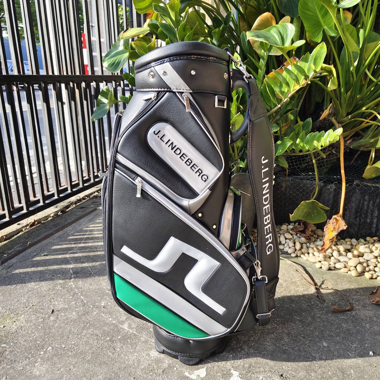 ถุงกอล์ฟ J.LINDEBERG – เท่ พรีเมี่ยม สไตล์สวีเดน! สายแฟสายกอล์ฟต้องมี!