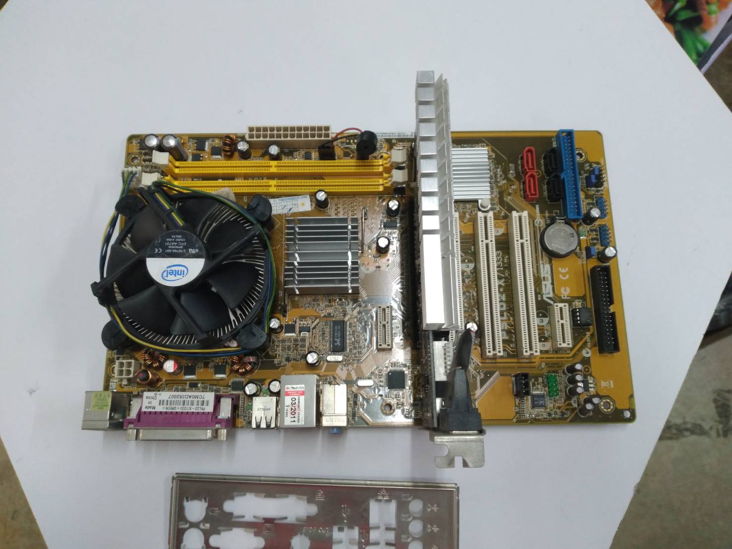 P5LD2-X/1333 มาพร้อม CPU E7400 ฝาหลัง ฮิตซิ้ง และการ์ดจอ 256 MB