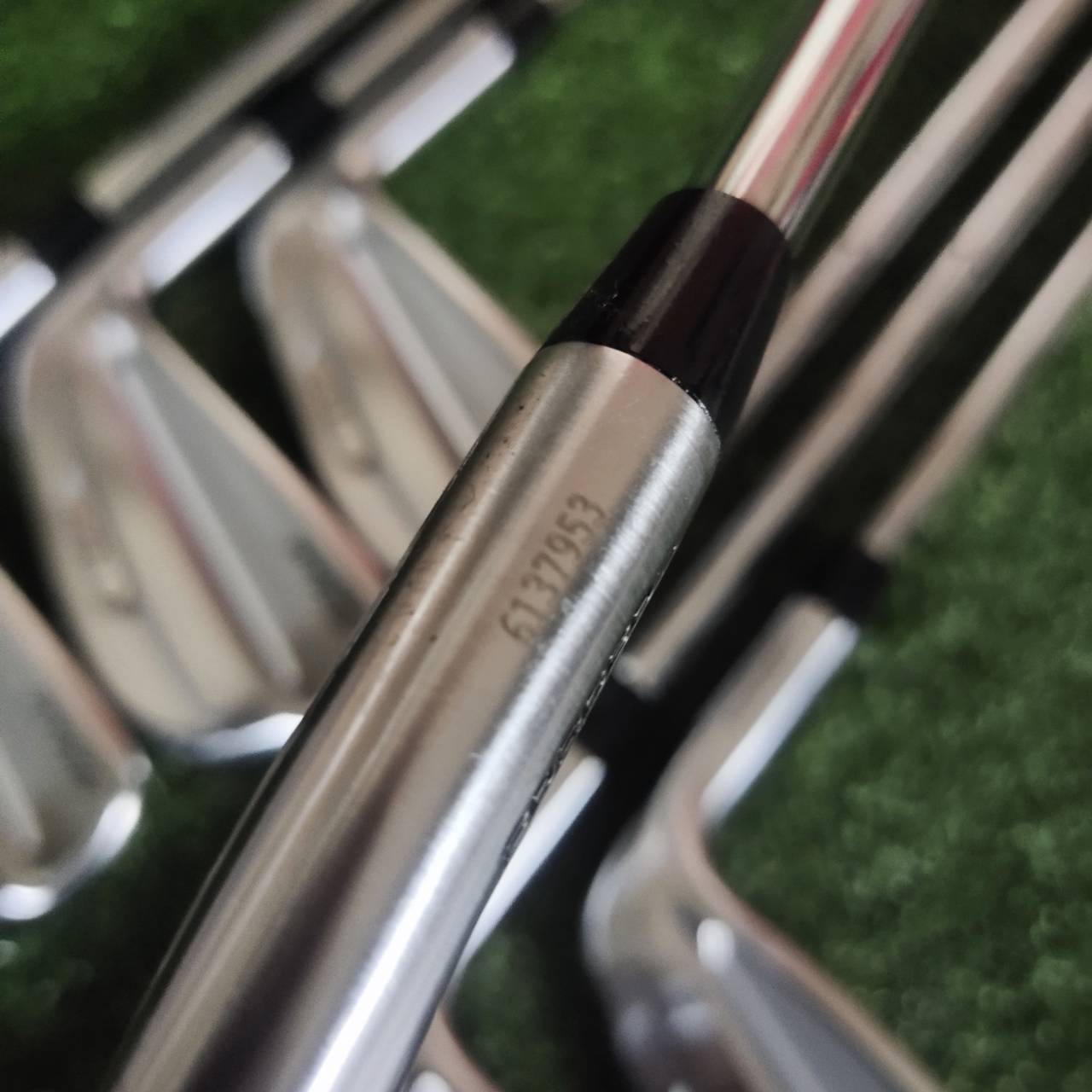 ชุดเหล็ก TITLEIST T100S FORGED (รุ่นปี 2022) 🔧 ใช้ทังสเตน D18 + เทคโนโลยีงานอากาศยาน ✈️ • หน้าไม้ฟอร์จชิ้นเดียว ให้ความรู้สึกแน่นและแม่นยำ 🎯