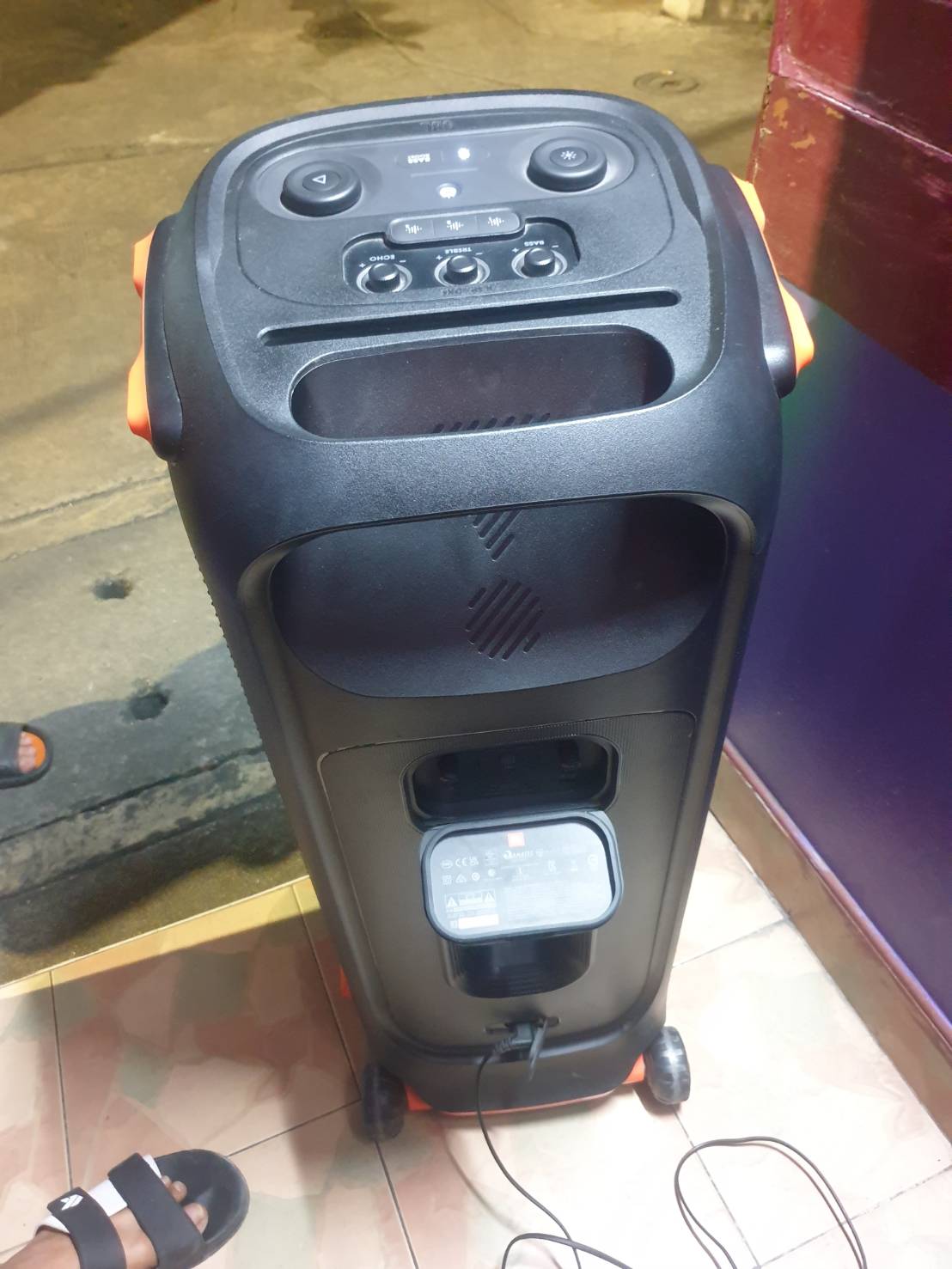 ลำโพง JBL party box 710 มีตำหนินิดหน่อยตามรูป