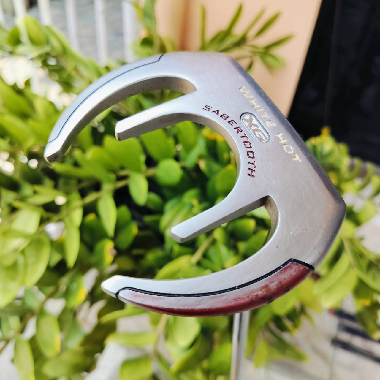 PUTTER ODYSSEY SABERTOOTH XG เป็นรุ่นที่มีเขี้ยวสองข้าง และมีปีกเล็กอีกสองข้าง ไม้กอล์ฟพรีเมี่ยมมือสอง ของแท้ By NakaraLuxurious