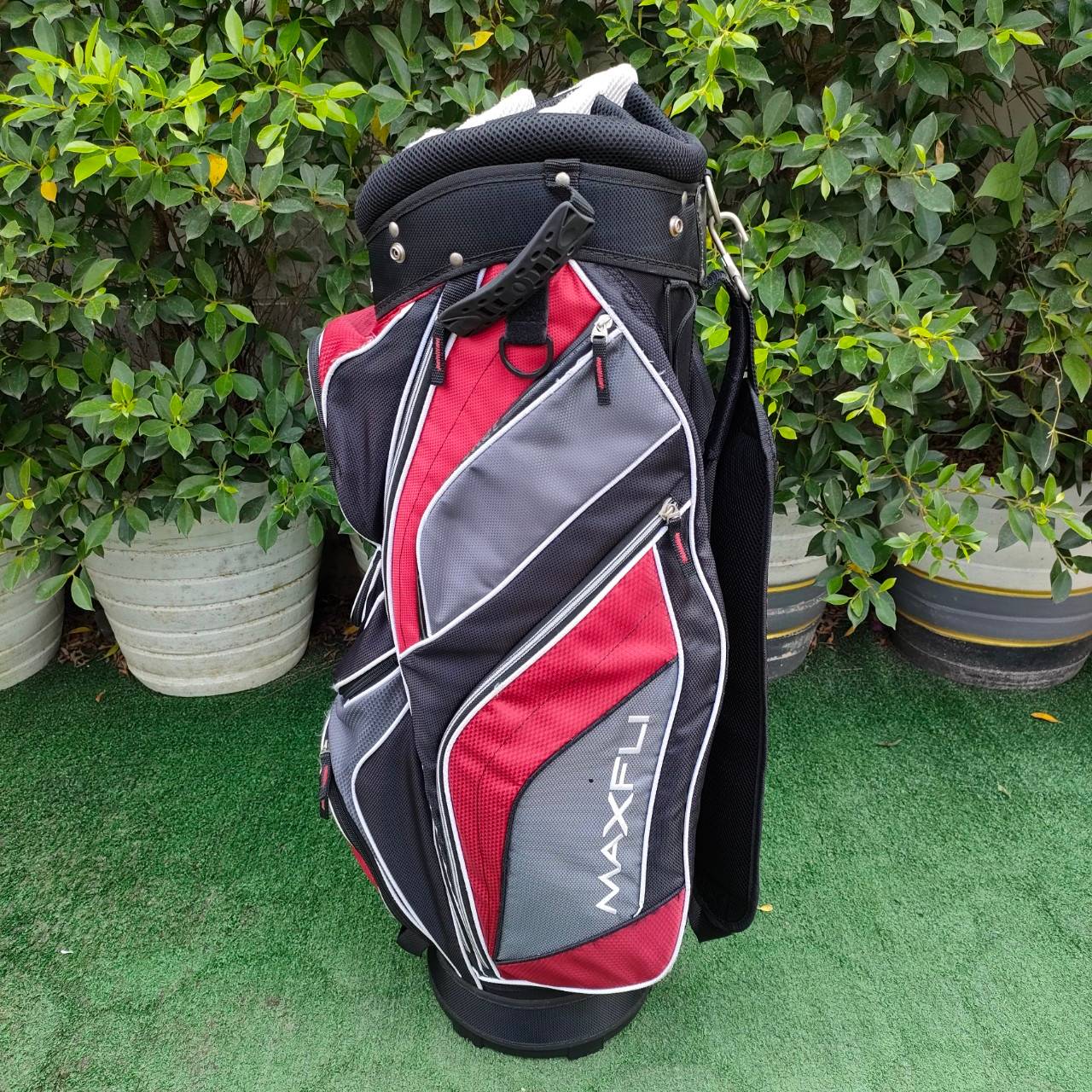 ถุงกอล์ฟ MAXFLI มือสอง ถุงเบาและแข็งแรงมาก ช่องใช้หลายช่อง และ เรียงสูงต่ำ ไม่เหมือนใคร