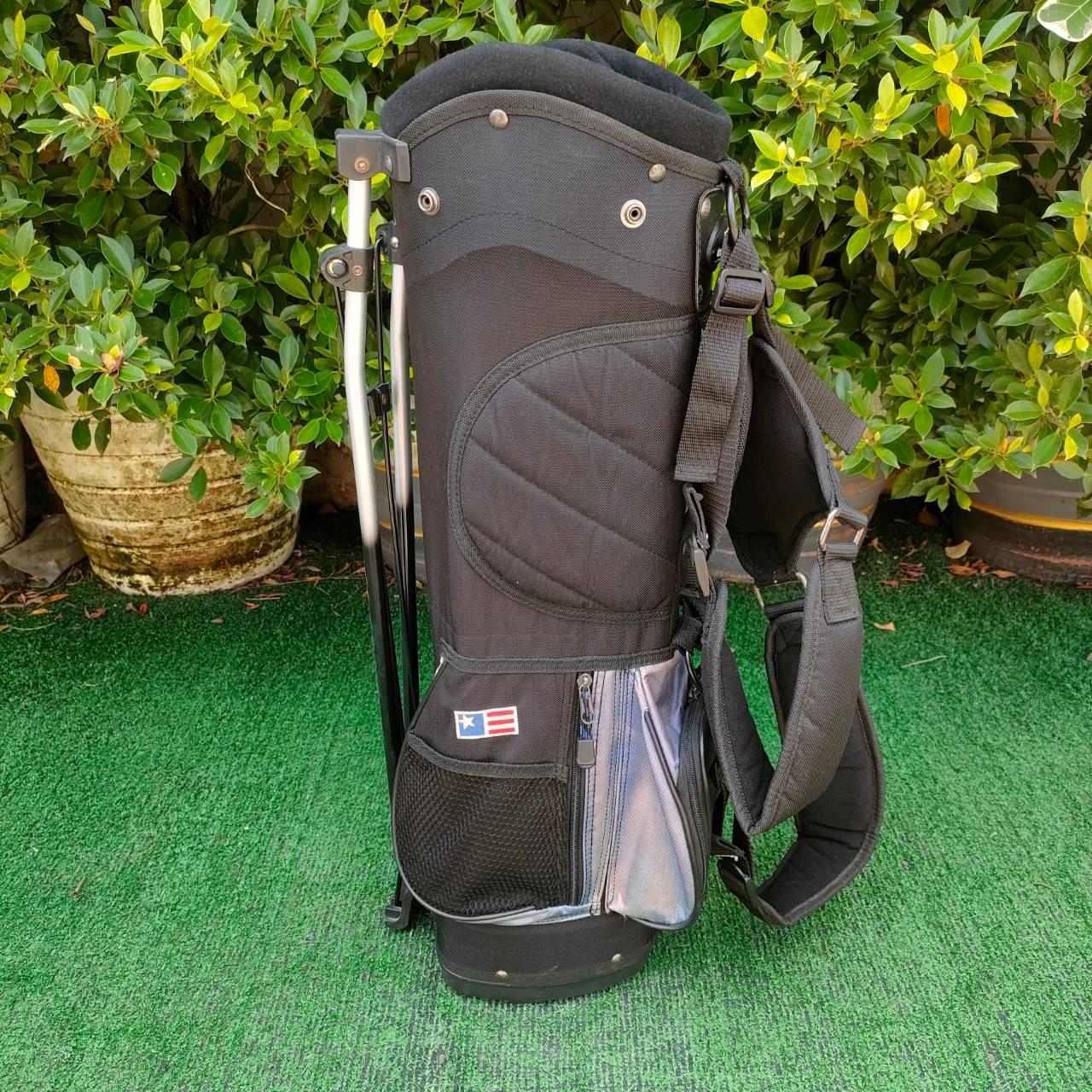 ถุงกอล์ฟ U.S.KIDS GOLF ขาตั้ง มือสอง ความยาวของปากกว้าง 6 นิ้ว ความสูงของถุงกอล์ฟ 26 นิ้ว สภาพดี มีสายสะพาย เบา กันน้ำ!!! มือสอง ของแท้ BY NakaraLuxurious