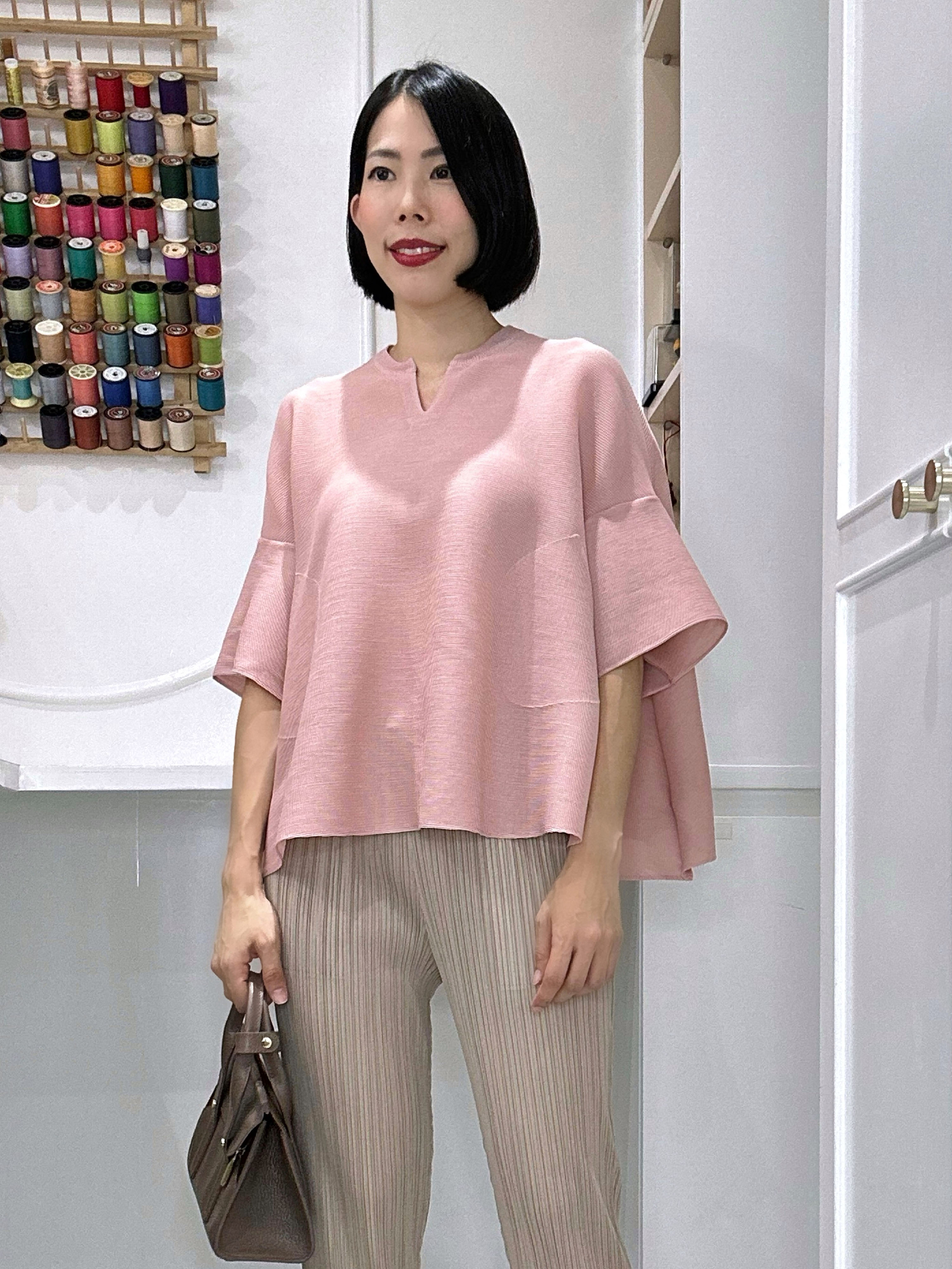 2MUAY รุ่น GJO1289 เสื้อพลีทคุณภาพ OPEN NECK FLARE SLEEVE PLEATED TOP สีดำ FREE SIZE