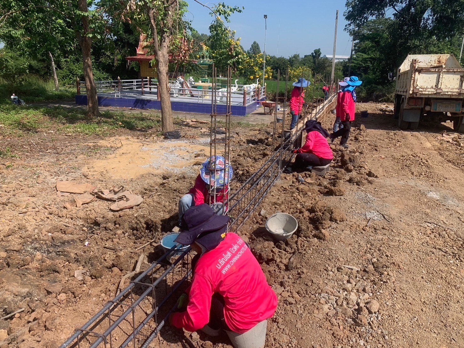 สร้างกำแพงวัดดงกะเชา จ.สุพรรณบุรี