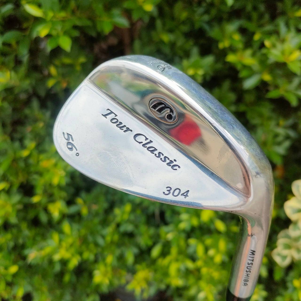 WEDGE TOUR CLASSIC 304 ของใหม่!! องศา 56 ก้าน MITSUSHIBA FLEX WEDGE เป็น WEDGE หน้ากระดาษทราย ที่กัดลูกแบบสุด!! วัสดุ SOFT STEEL ก้านก็ออกแบบมาสำหรับ WEDGE สภาพสวยนางฟ้าไม่เคยใช้งาน มือหนึ่ง ของแท้ BY NakaraLuxurious