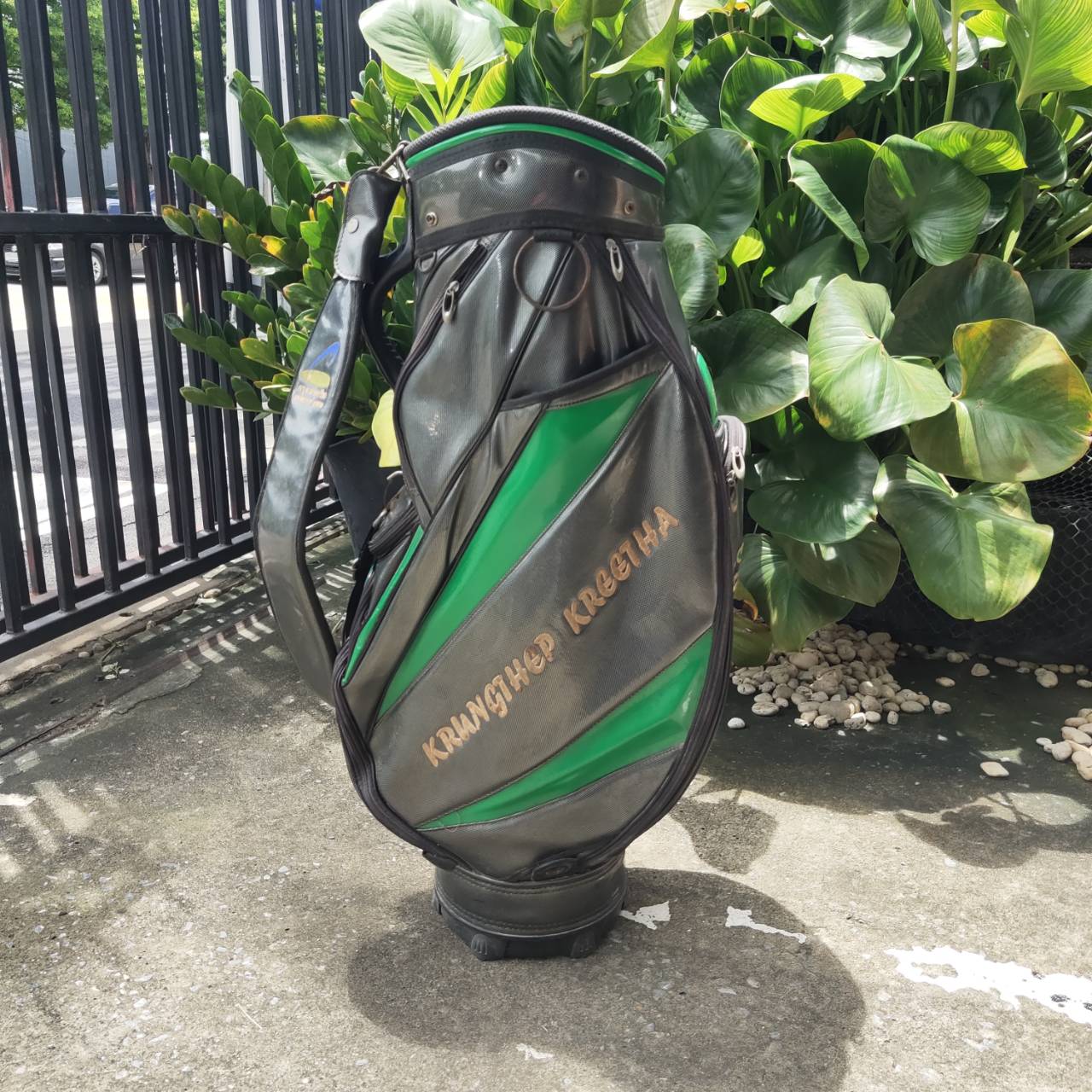 ถุงกอล์ฟ กรุงเทพกรีฑา มือสอง ** เป๊กหลุด 1 จุด ** ถุง TOUR ใบใหญ่ หนังแก้วอย่างดี ใส่ของครบมาก