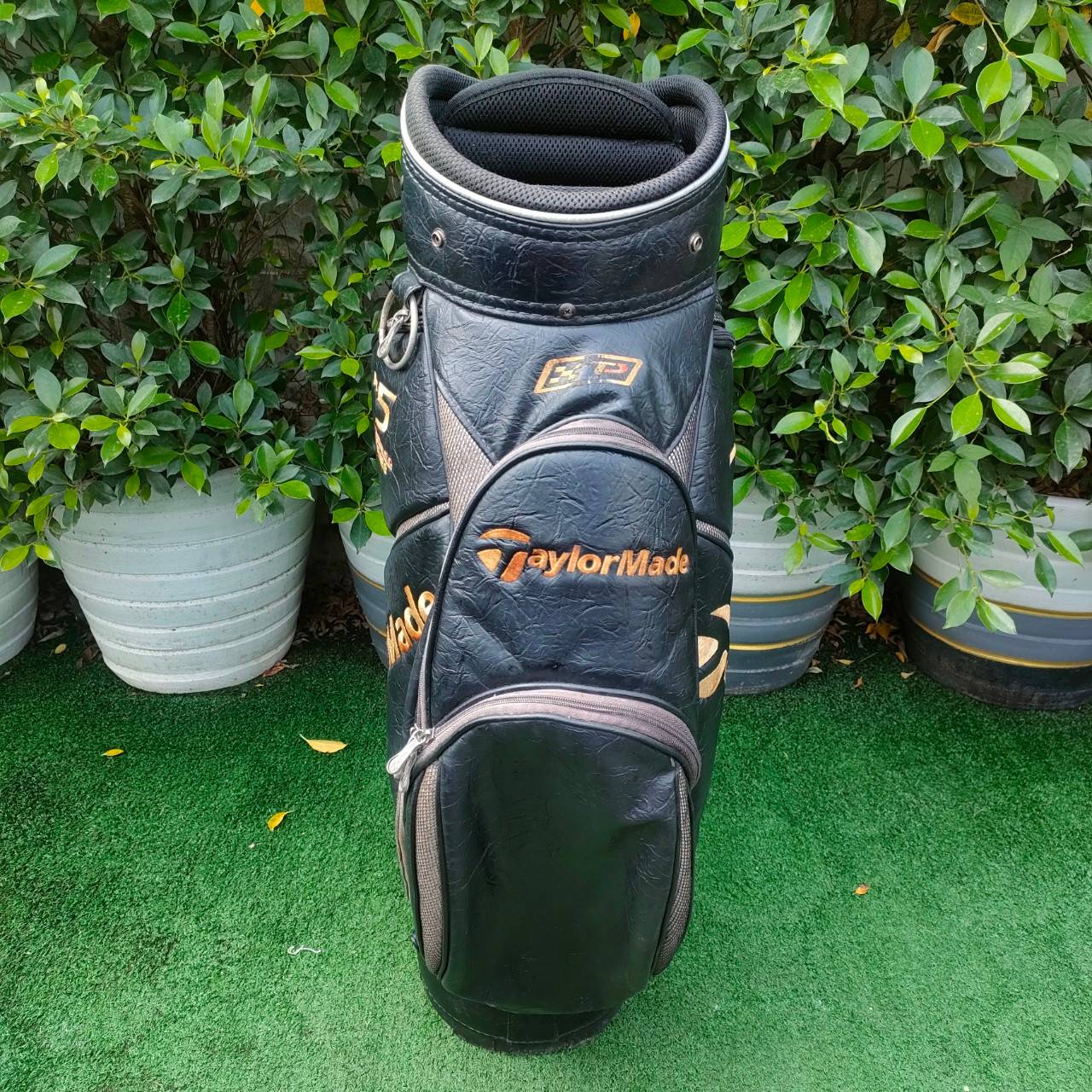 ถุงกอล์ฟ TAYLORMADE r5 MUNDRED SERIES มือสอง ** มีตำหนิ เเป๊กคอพเวอร์หลุด 1จุด ** ถุง TOUR ใบใหญ่ ราคาพิเศษที่สุด