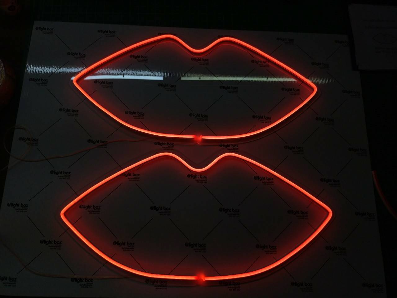 ไฟนีออน LED Flex แสงสีแดง อะคริลิคใสรองหลัง