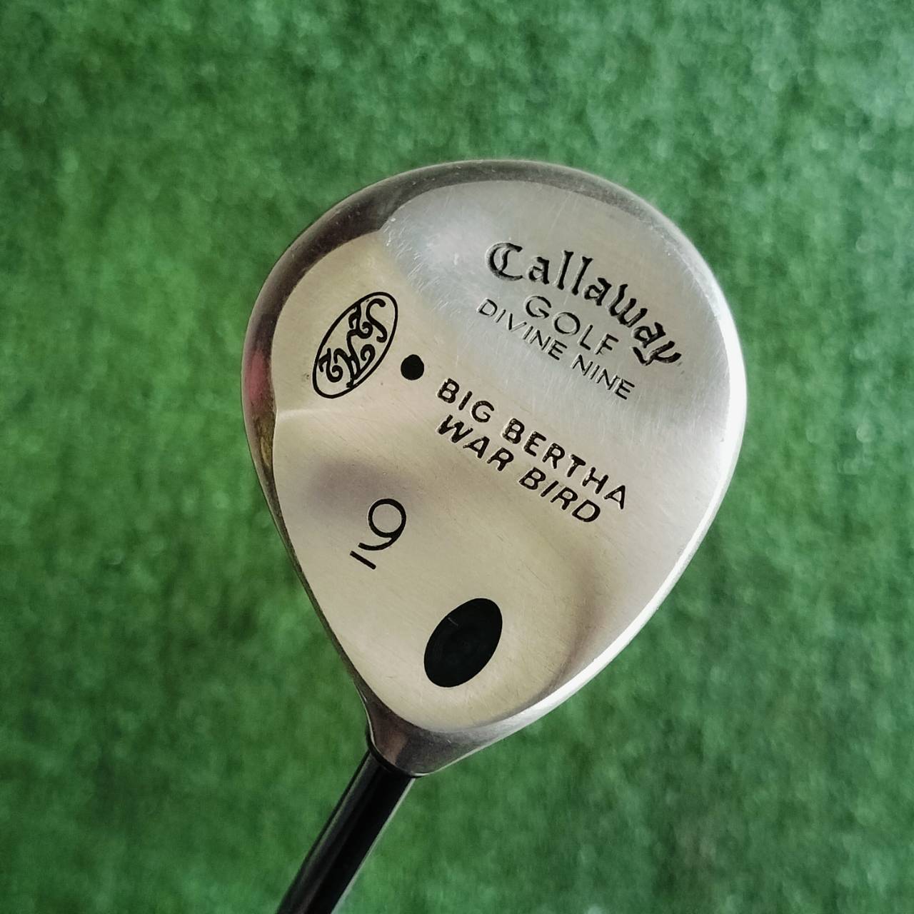 ไม้แฟร์เวย์ Callaway Divine Nine เป็นรุ่นพิเศษที่มีองศาหน้าไม้ประมาณ 24 องศา ทำให้เหมาะสำหรับการตีระยะกลาง ไม้กอล์ฟพรีเมี่ยมมือสอง ของแท้ By NakaraLuxurious