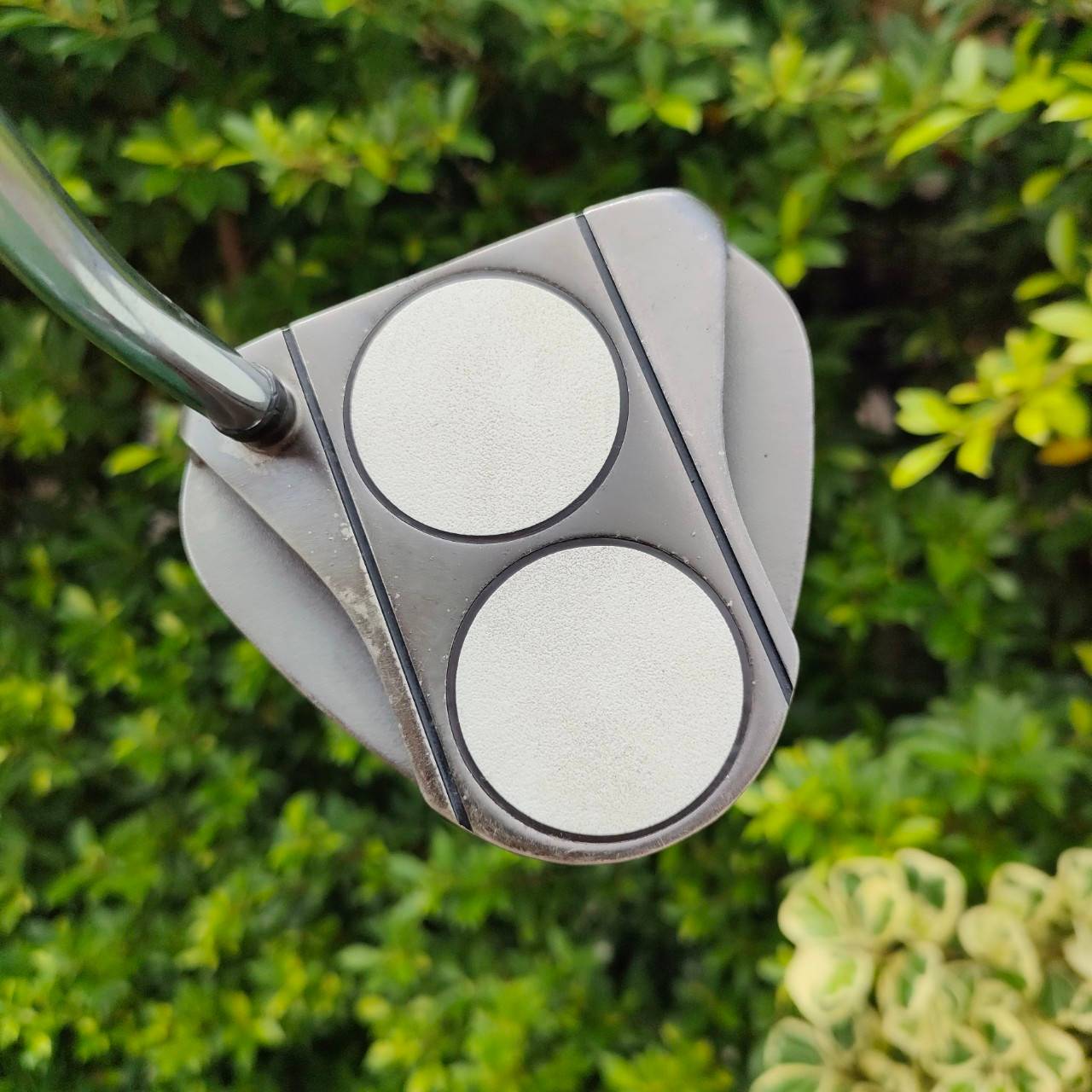 PUTTER ODYSSEY 2-BALL V-LINE WHITE ICE ความยาว 34 นิ้ว เป็นรุ่นที่นิยมมาก ด้านหลังยื่นออกไปเป็นสามเหลี่ยม ทำให้ชดเชยความผิดพบาดได้สูงมาก!! ไม้กอล์ฟมือสอง ของแท้ BY NakaraLuxurious