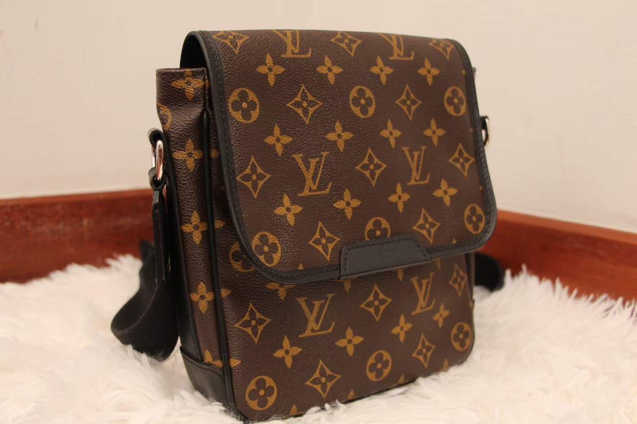 มือสอง Louis Vuitton Bass Marcassar Monogram PM กระเป๋าสะพายผู้ชายทรง Messenger ใบเล็ก