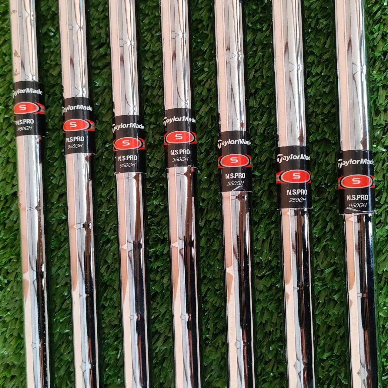 ชุดเหล็ก TAYLORMADE r7 FORGED มีเหล็ก 4-9 เเละ PW ก้าน N.S.PRO 950 GH FLEX S รุ่นนี้สุดยอดของสุดยอดครับ เพราะเป็นเหล็ก FORGED คุณภาพ ระดับสูงของแบรนด์ Taylormade ออกแบบให้ตีง่าย ใบ Cavity ใหญ่ ซึ่งใช้วัสดุเยอะมาก แพงมาก หายาก และจะทำให้ตีทั้งนุ่ม และไกลสุ