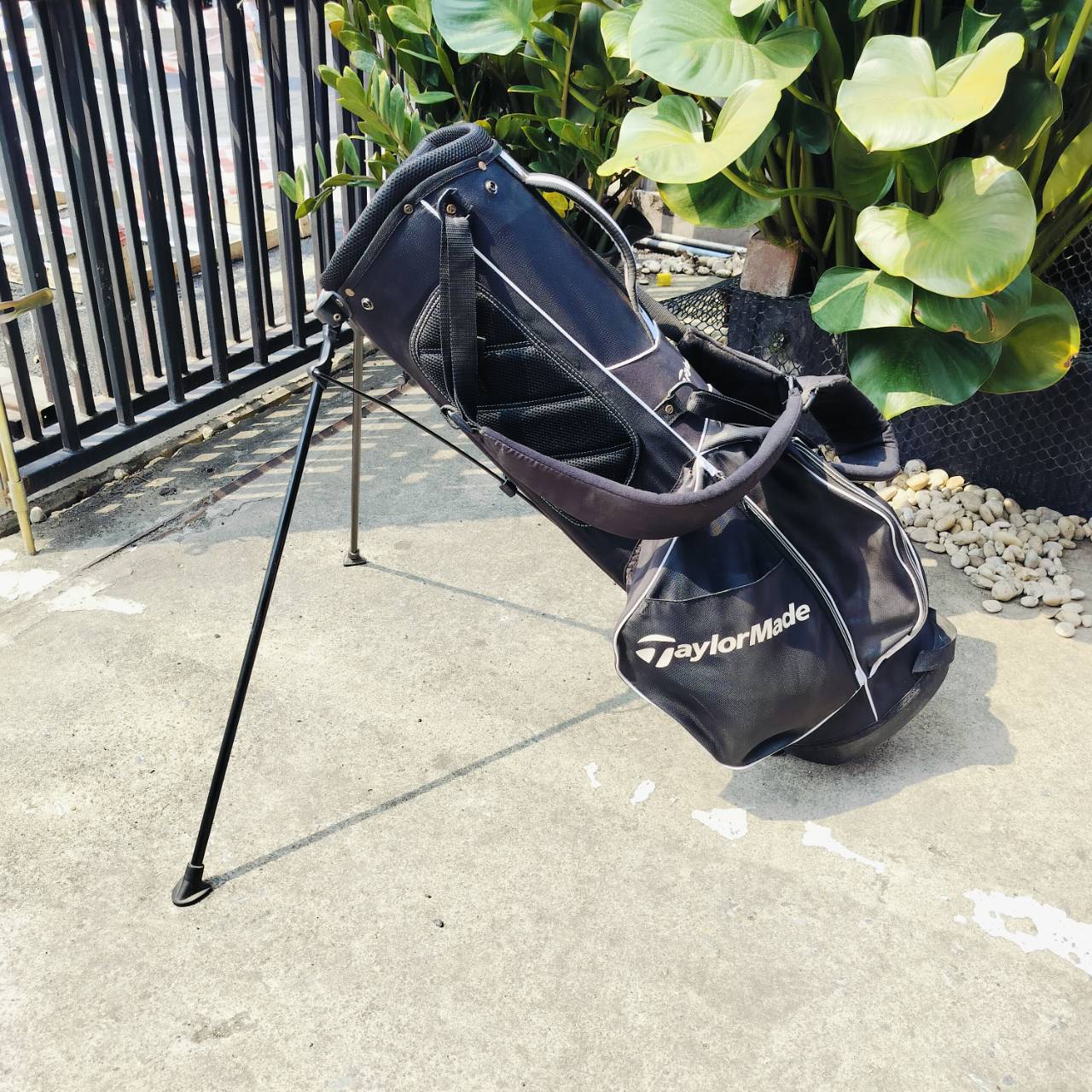 ถุงกอล์ฟ Taylormade มือสอง ของแท้ เป็นถุงขาตั้ง พร้อมสายสะพายแบบเป้