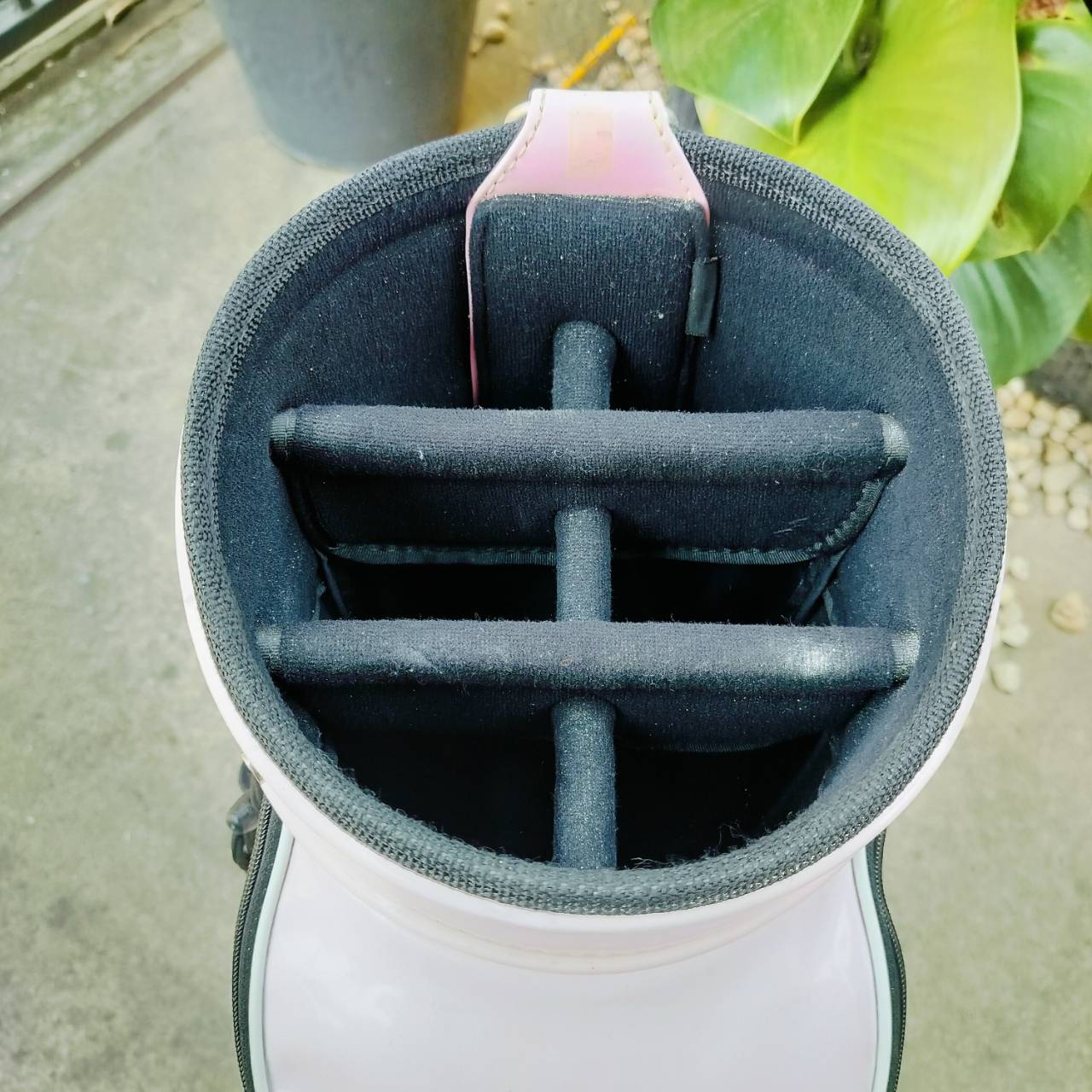 ถุงกอล์ฟ KASCO ของแท้ มือสอง หนังแก้ว สีชมพู สภาพสวย สมบูรณ์ ซิปใช้ได้ดี เป็นรุ่นนิยมของ KASCO ค่ะ