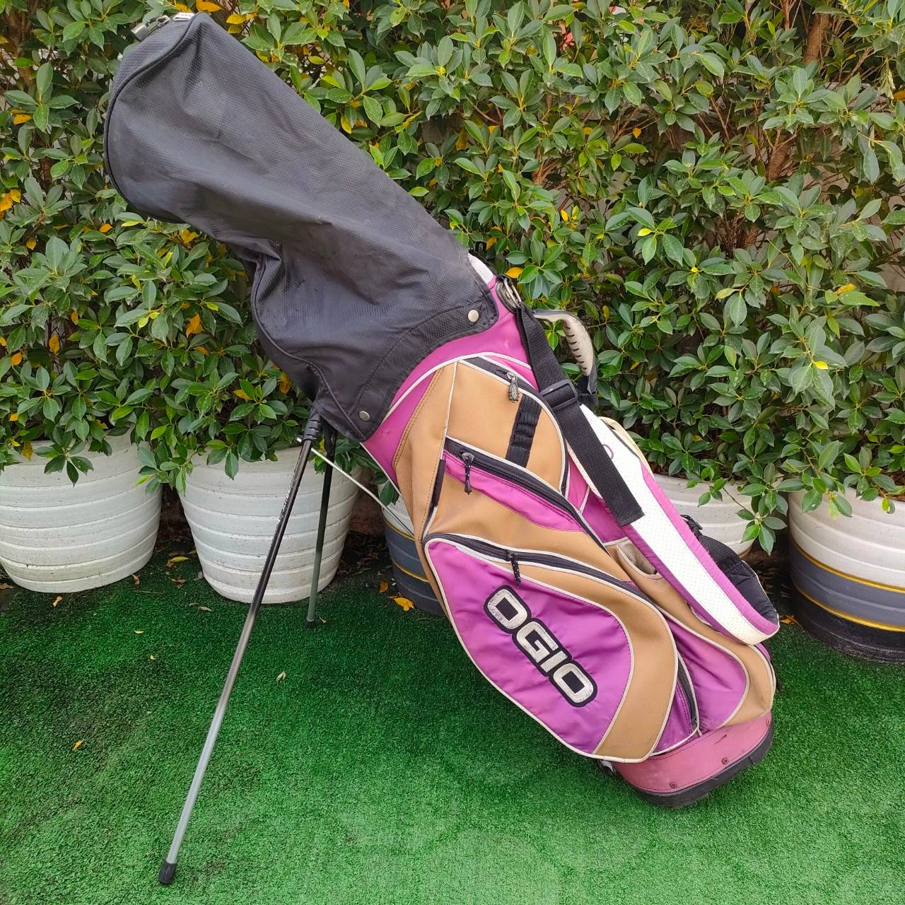 ถุงกอล์ฟ OGIO ขาตั้งมือสอง ** ถุงกอล์ฟมีตำหนิ ผ้าขาด มีรูปอยุ่สุดท้าย ** ใช้งานได้ปกติ สามารถเย็บได้