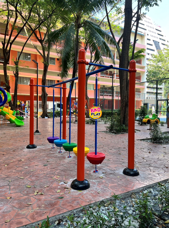 บาร์ปีนป่ายแป้นลูกกลม ทางเดินฝึกทรงตัว เครื่องเล่นสนามกลางแจ้ง เครื่องเล่นสนามเหล็ก สั่งผลิต ขนาด 120x300x200 ซม.