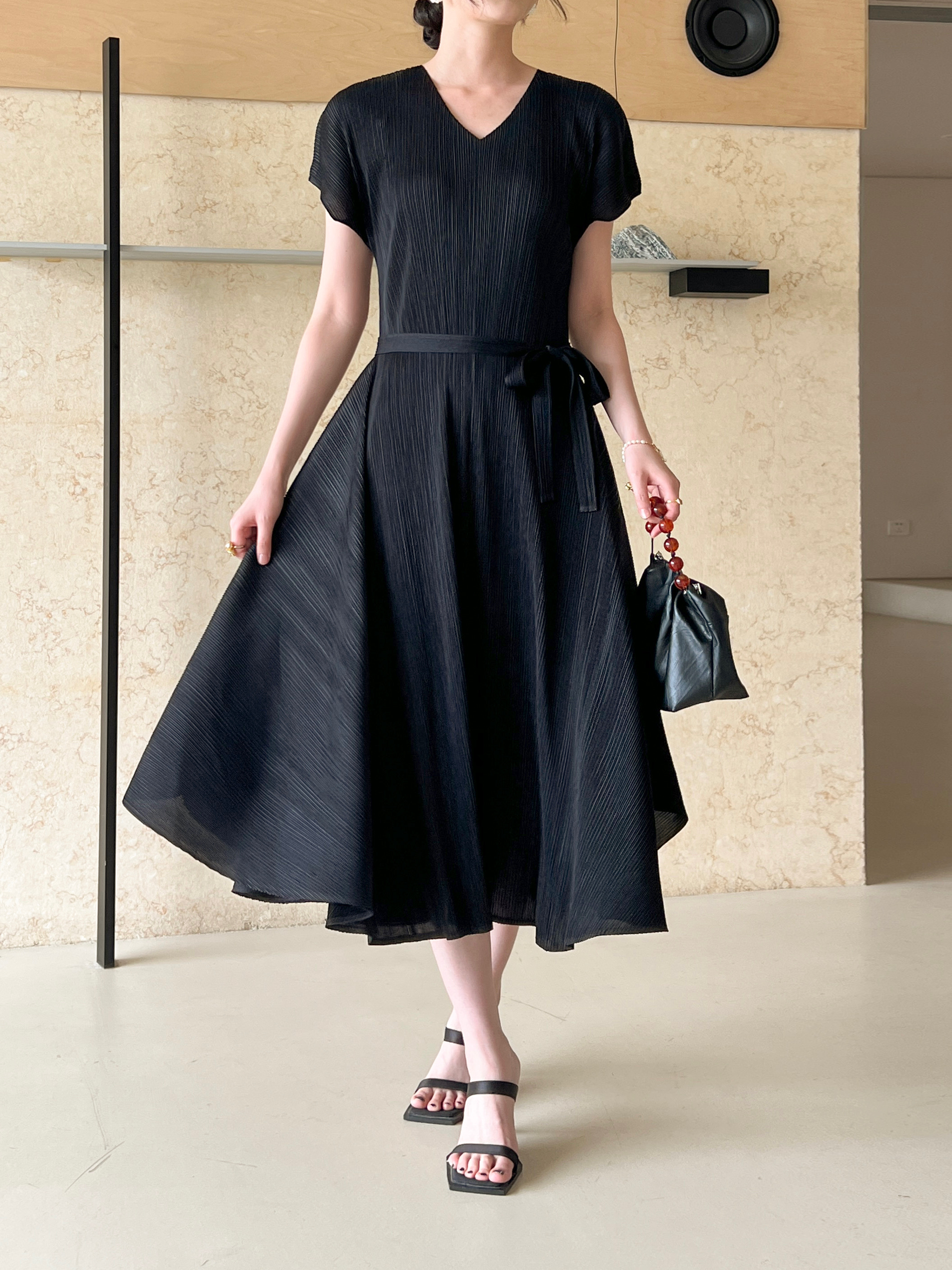 2MUAY รุ่น GJO10243 เดรสอัดพลีท V NECK VOLUME PLEATED DRESS 3 สี FREE SIZE