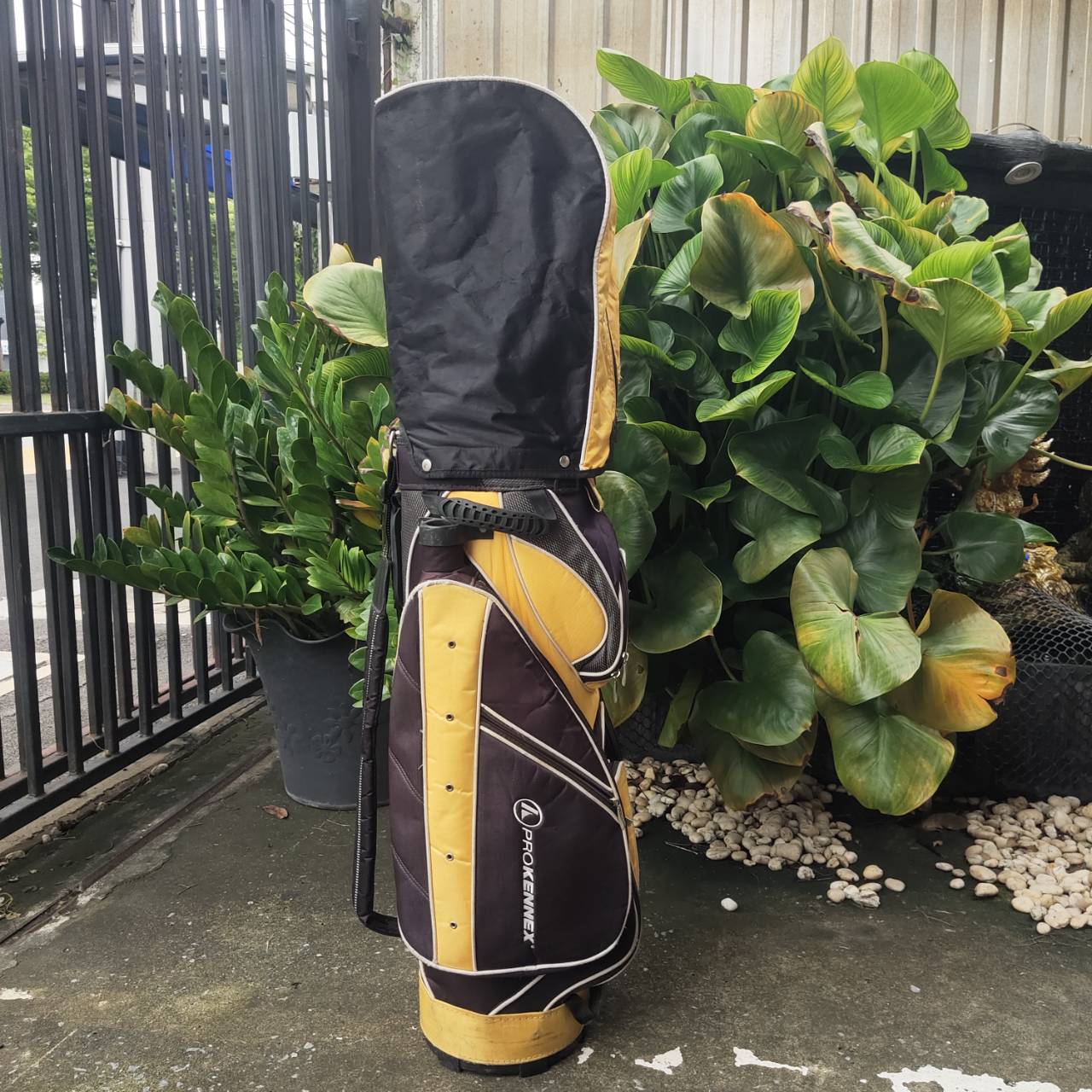 ถุงกอล์ฟ PROKENNEX มือสอง สภาพปานกลาง โดยรวมใช้ได้ดี น้ำหนักเบา แข็งแรงทนทาน