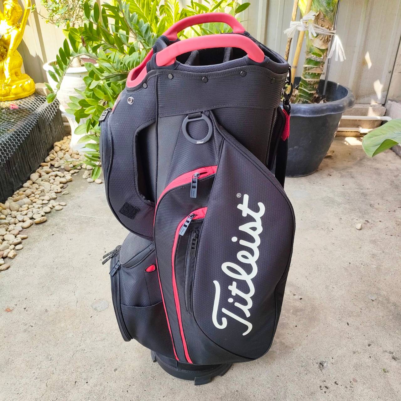 ถุงกอล์ฟ TITLELIST Cart 14 ช่อง มือสอง สภาพสวยนางฟ้า ของแท้ น่าใช้มากๆ ขนาดกำลังดี น้ำหนักเบา ช่องใส่ครบครันและบุกำมะหยี่ ออกแบบให้ใช้งานได้ดีมากๆ