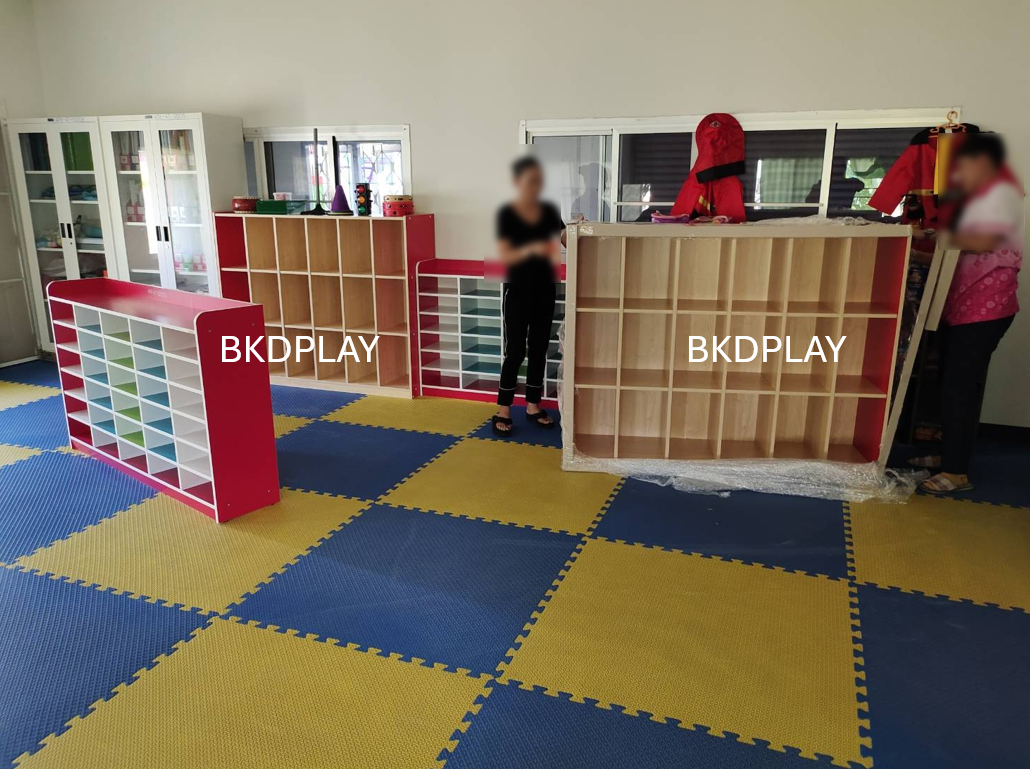 ชั้นเก็บกระเป๋าที่นอนเด็ก 18 ช่อง, ชั้นไม้, ตู้ไม้ เฟอร์นิเจอร์เด็ก, สำหรับโรงเรียน ศูนย์พัฒนาเด็กเล็ก