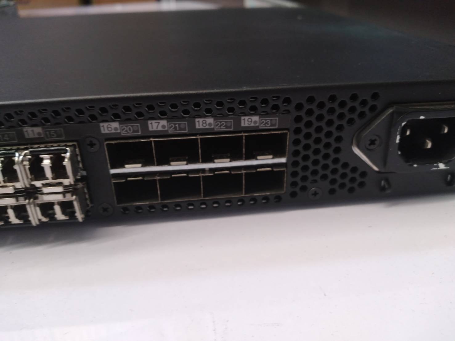 IBM 2498-B24/24E SAN Switch with 24 ports and Rack Mounting Kit พร้อมโมดูล 16 ตัว