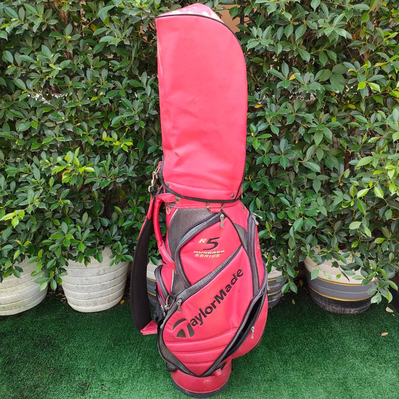 ถุงกอล์ฟ TAYLORMADE R5 มือสอง ** ถุงกอล์ฟมีตำหนิ ชิฟเเตก มีรูปให้ชมท้ายสุดค่ะ ** ถุงสวยมาก ถุง TOUR ใบใหญ่ สีแสบสุดๆ