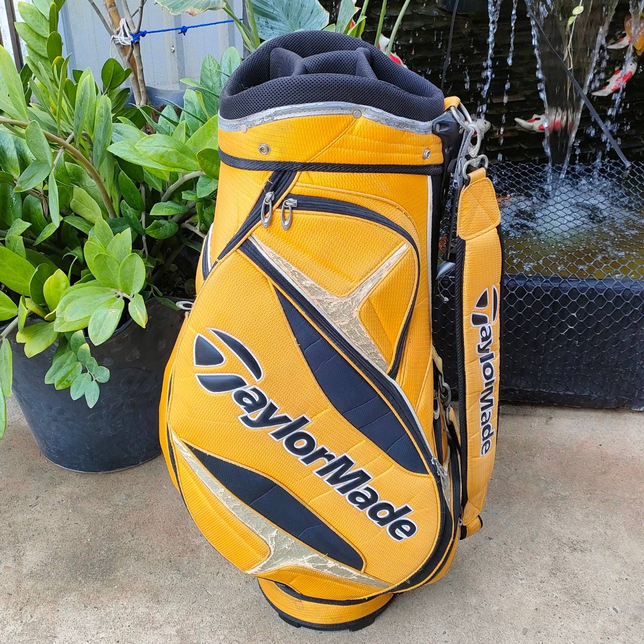 *** มีรอยลอก ส่วนที่เป็นหนัง *** ถุงกอล์ฟ TAYLORMADE มือสอง สภาพโดยรวมสวยมาก ใช้งานได้ดีมาก มี COVER สายสะพายครบ ซิปใช้ได้ดี ไม้กอล์ฟมือสอง ของแท้ BY NakaraLuxurious